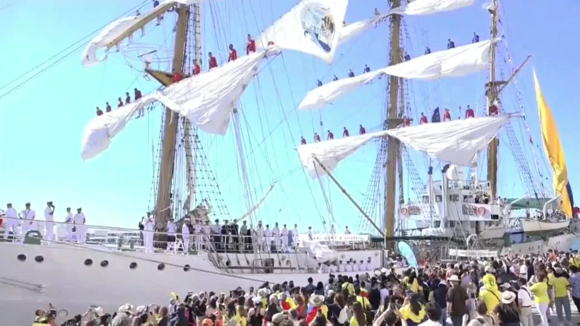 El Buque escuela de la armada colombiana llega al muelle de Barcelona para recordar a Gabo