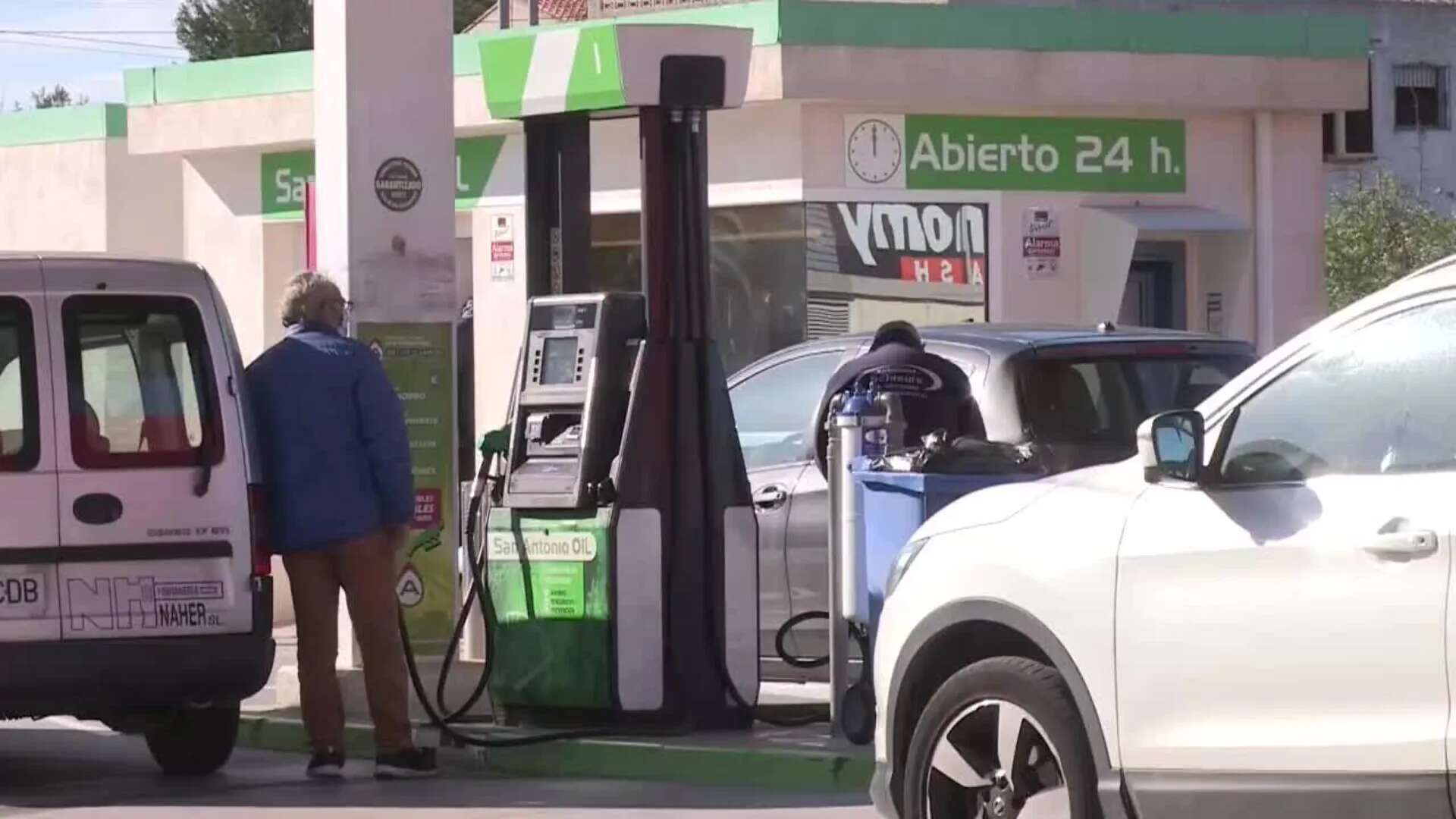 Los conductores afrontan la Navidad con los carburantes algo más caros que hace un mes