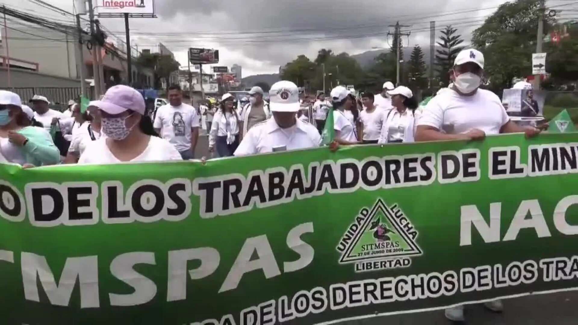 Sindicalistas salvadoreños protestan contra recortes en Salud y Educación para 2025