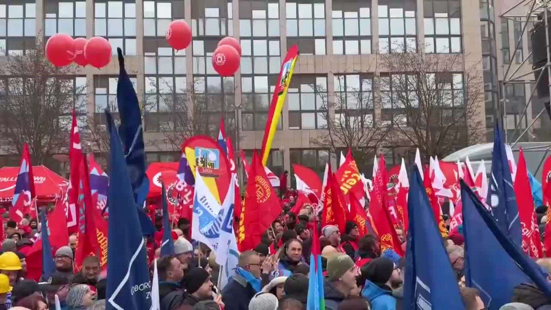 Trabajadores de la industria siderúrgica se manifiestan frente a la sede del Consejo Europeo en Bruselas