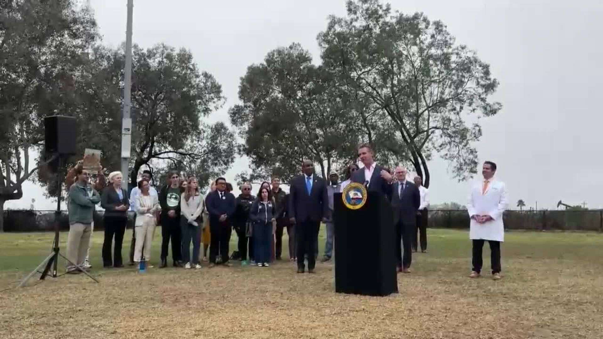 Gobernador de California, Gavin Newsom, firma ley para restringir perforación petrolera cerca de las escuelas