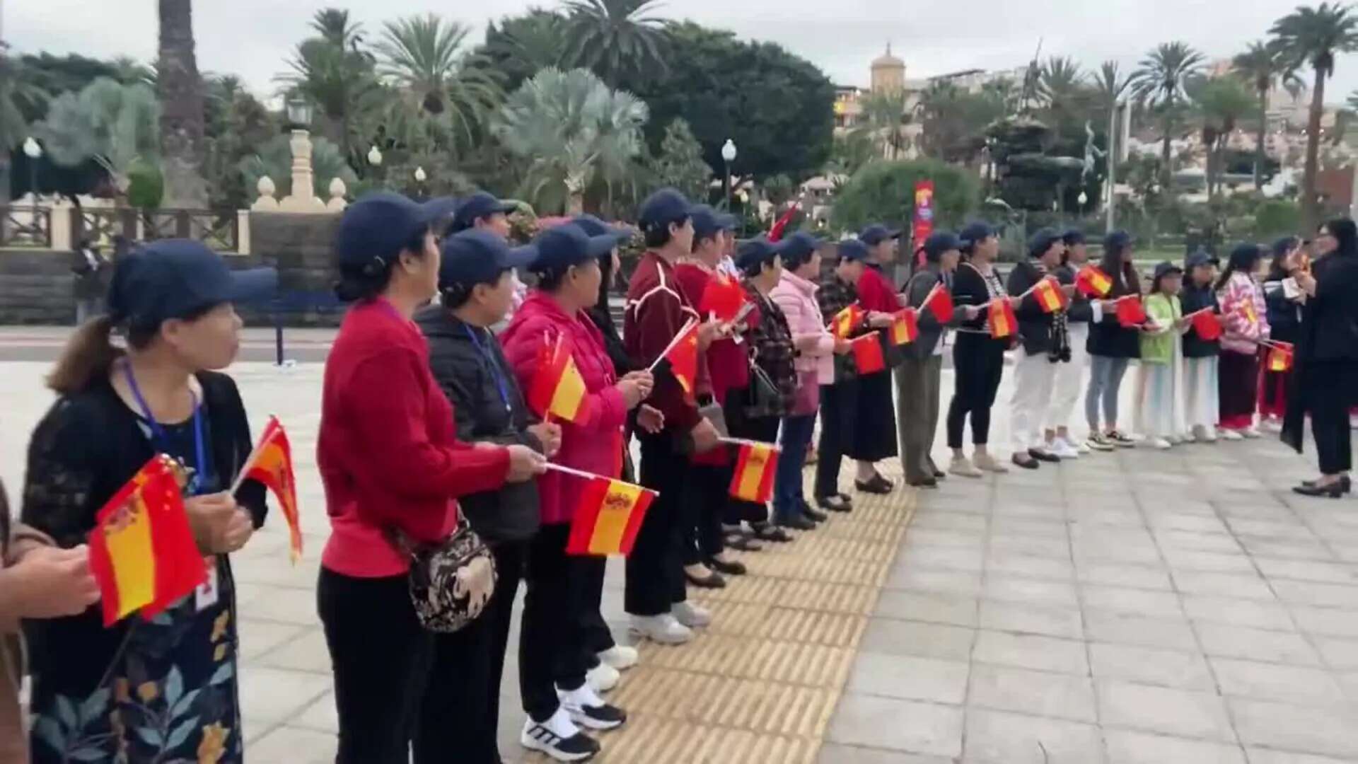 ElCiudadanos chinos madrugan en Las Palmas para despedir a Xi Jinping camino de Perú