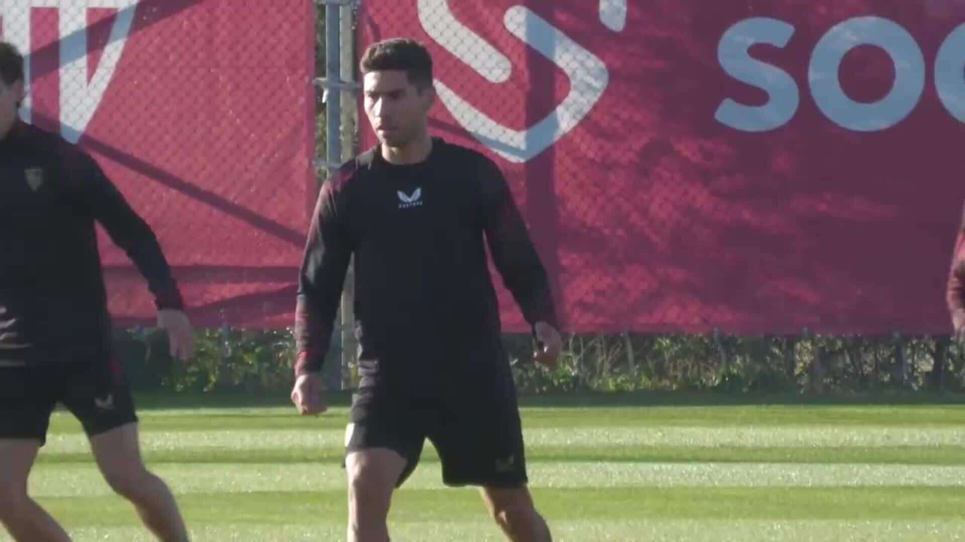 Gonzalo Montiel entrena con el Sevilla tras anunciar que ha sido sobreseída una denuncia por abuso sexual