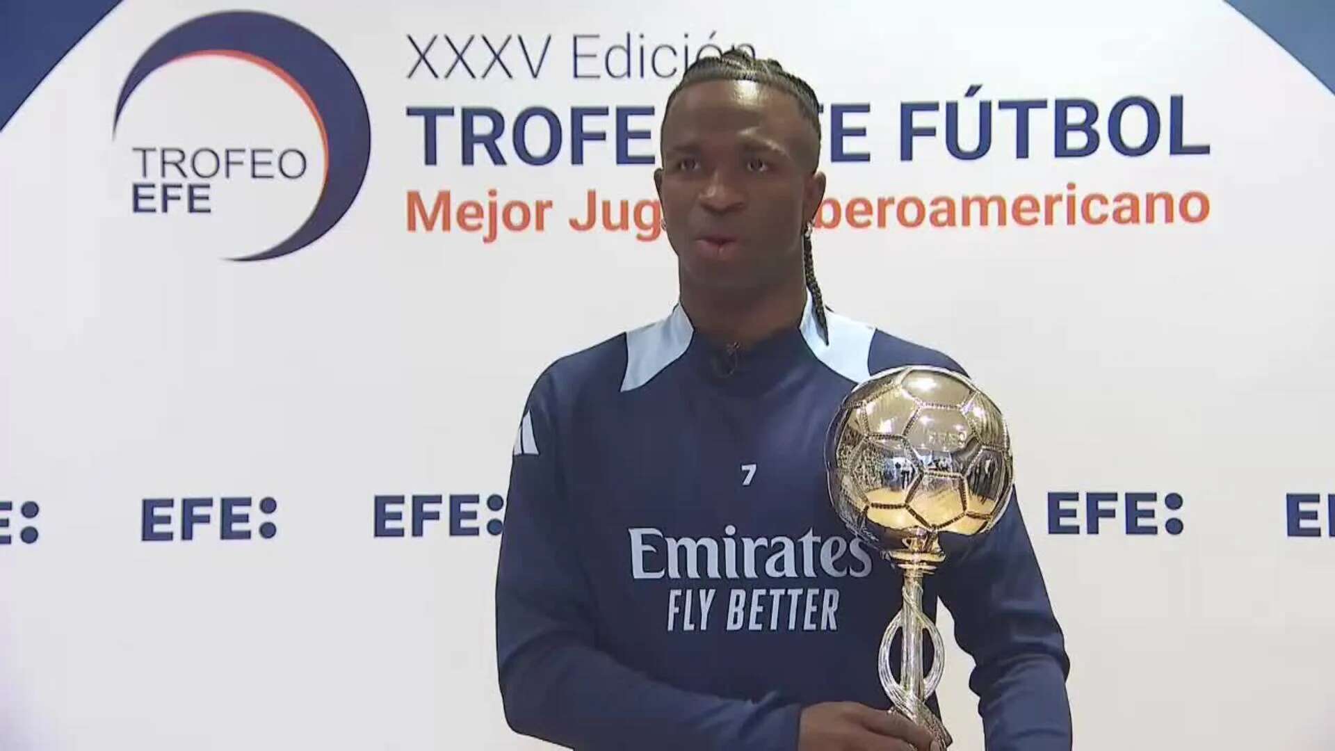 Vinicius recibe premio al mejor jugador Iberoamericano 2024