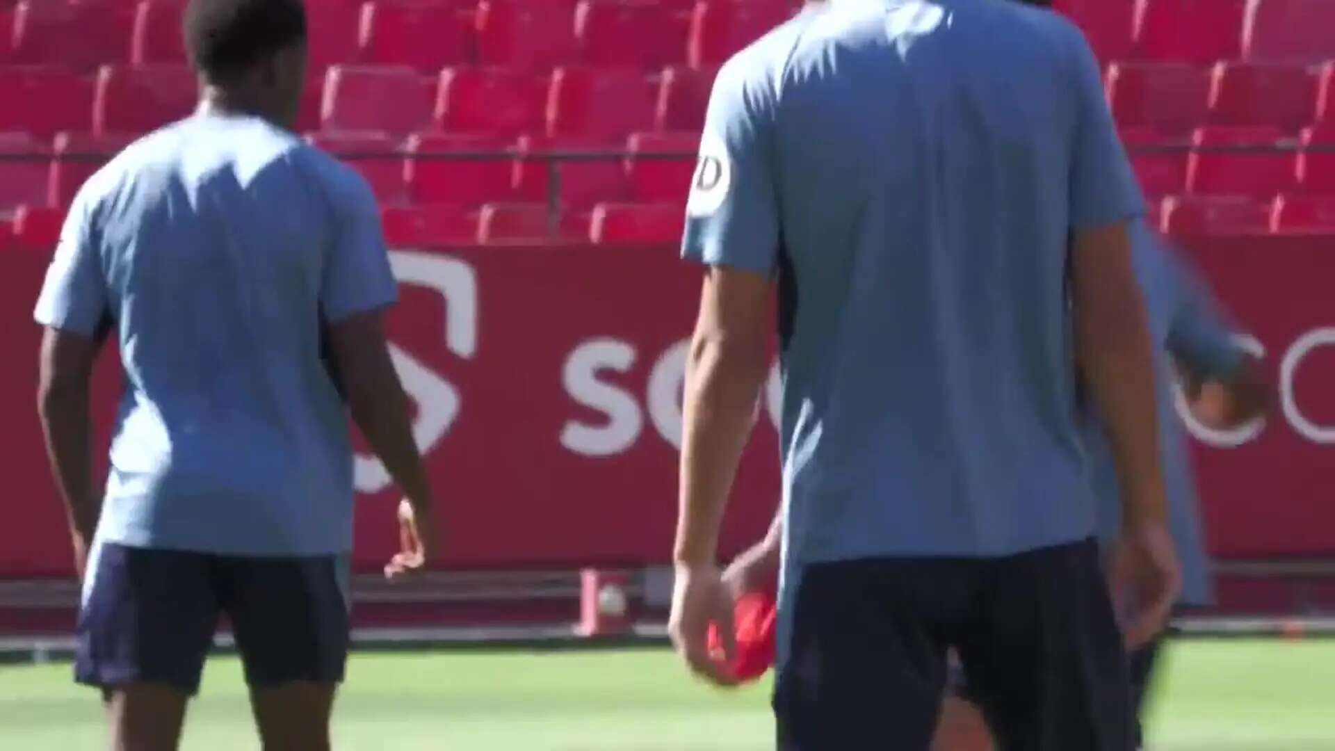 El Sevilla reúne a quince mil espectadores en el entrenamiento previo al derbi