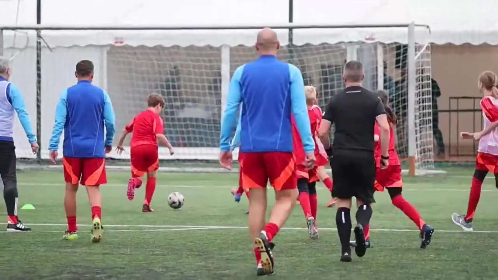 Luis Figo juega al fútbol con escolares en Praga