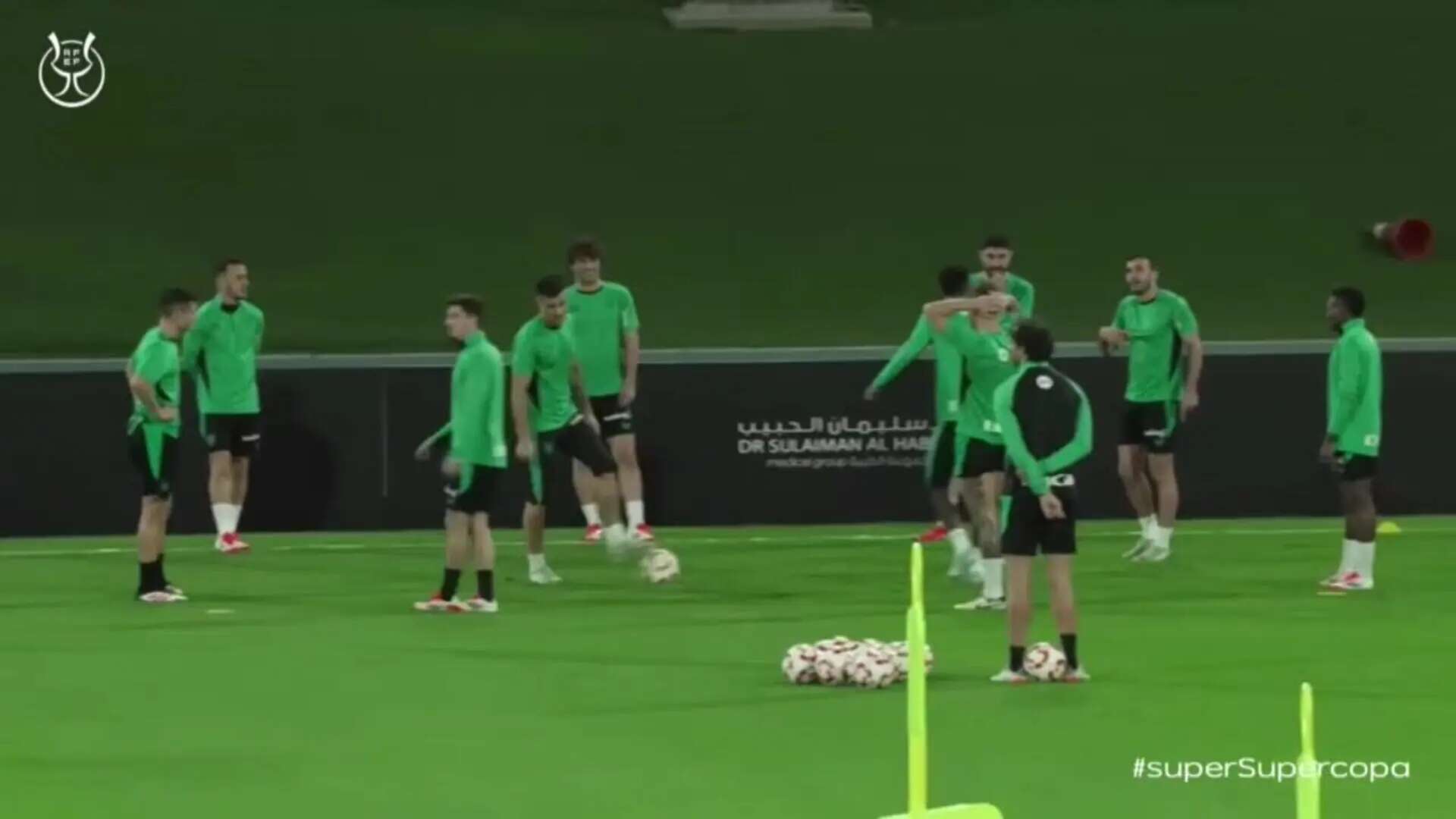 El Athletic Club se entrena en un campo anexo al Estadio King Abdullah de Yeda