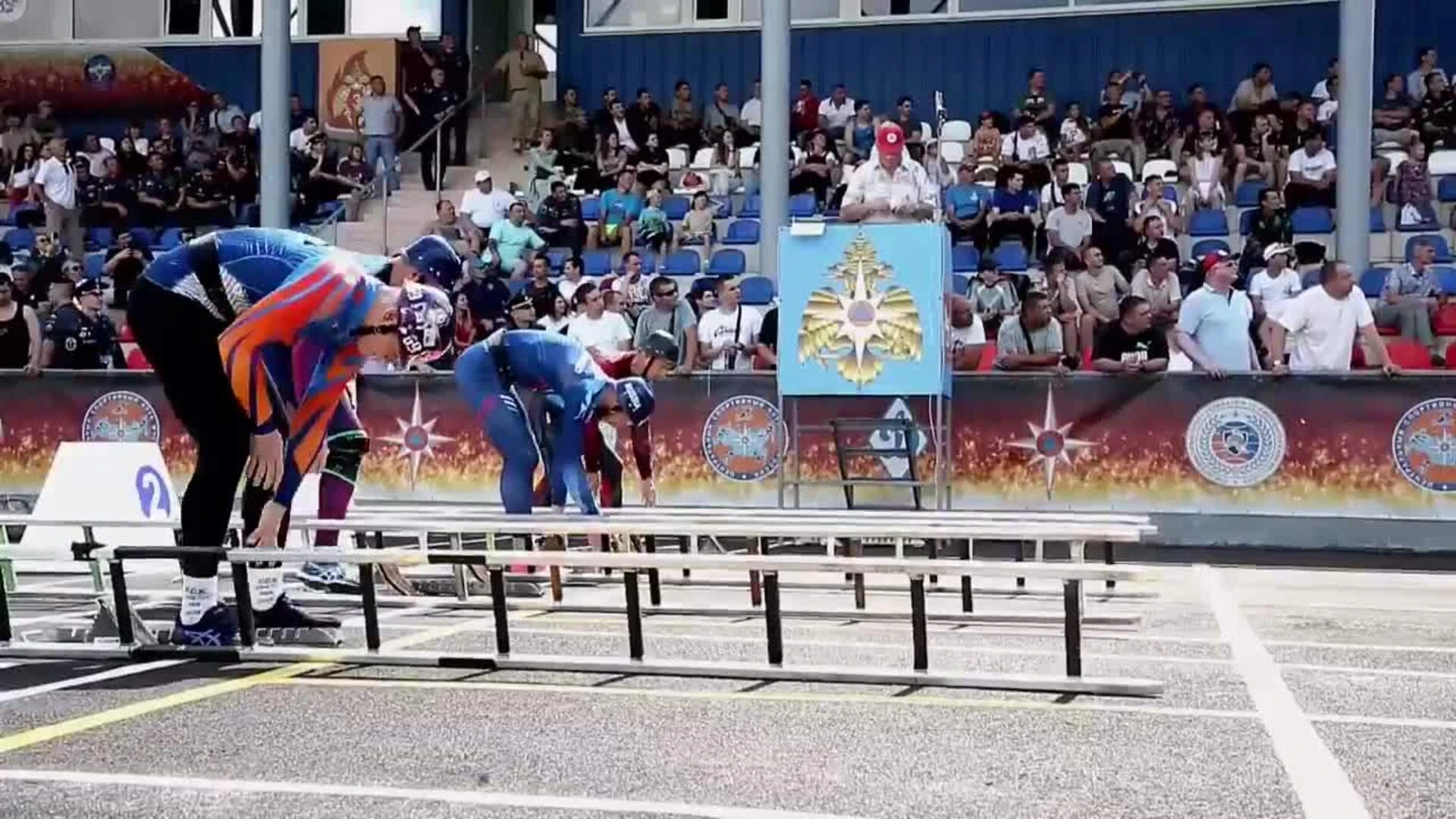 Bomberos rusos participan en una competición deportiva para mostrar sus aptitudes