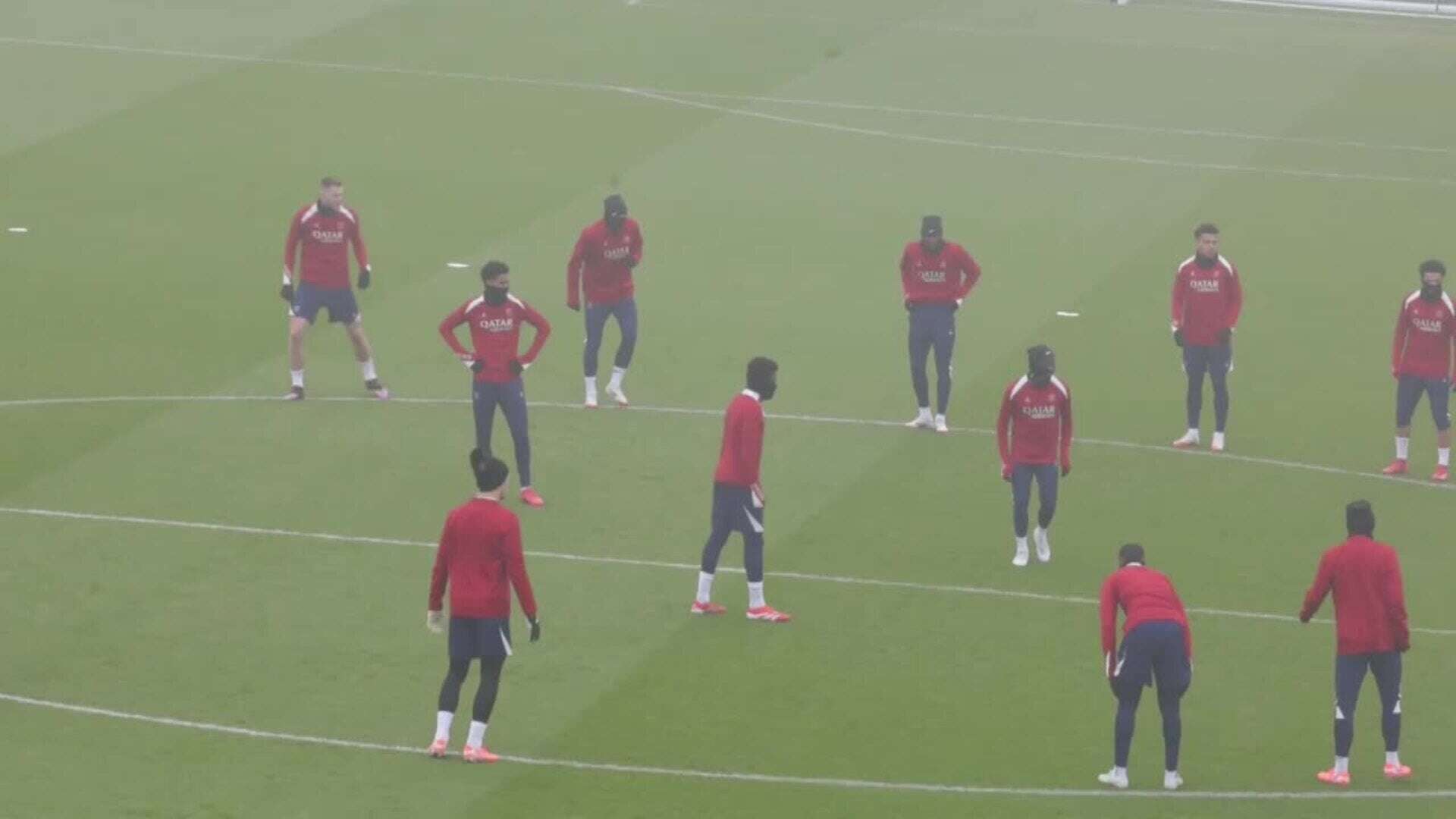 El PSG entrena en su campus de Poissy antes del partido frente al Manchester de Guardiola