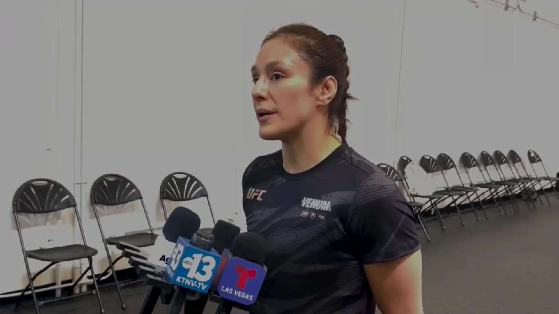 La campeona Alexa Grasso se prepara junto a sus compañeros para el evento Noche UFC