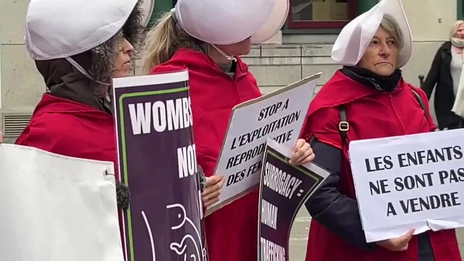 Mujeres belgas protestan contra una asociación estadounidense de gestación subrogada para hombres solteros homosexuales