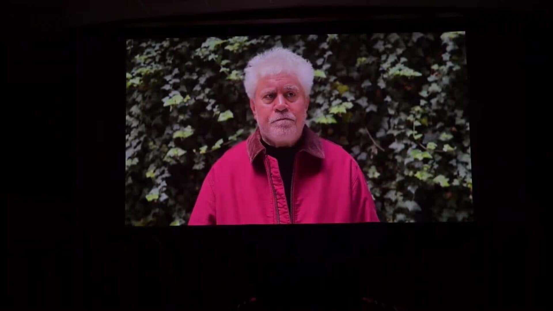 Almodóvar se dirige a sus vecinos de Calzada de Calatrava en el estreno de su última película