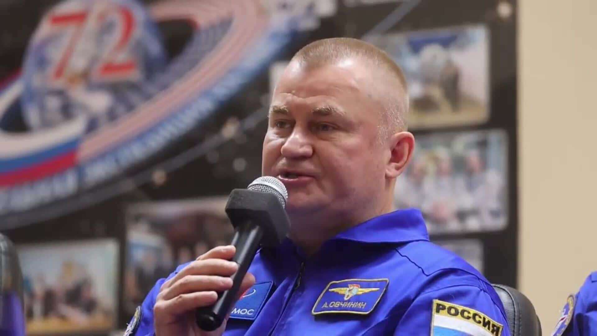 Cosmonautas rusos y astronauta estadounidense participan en rueda de prensa en Baikonur