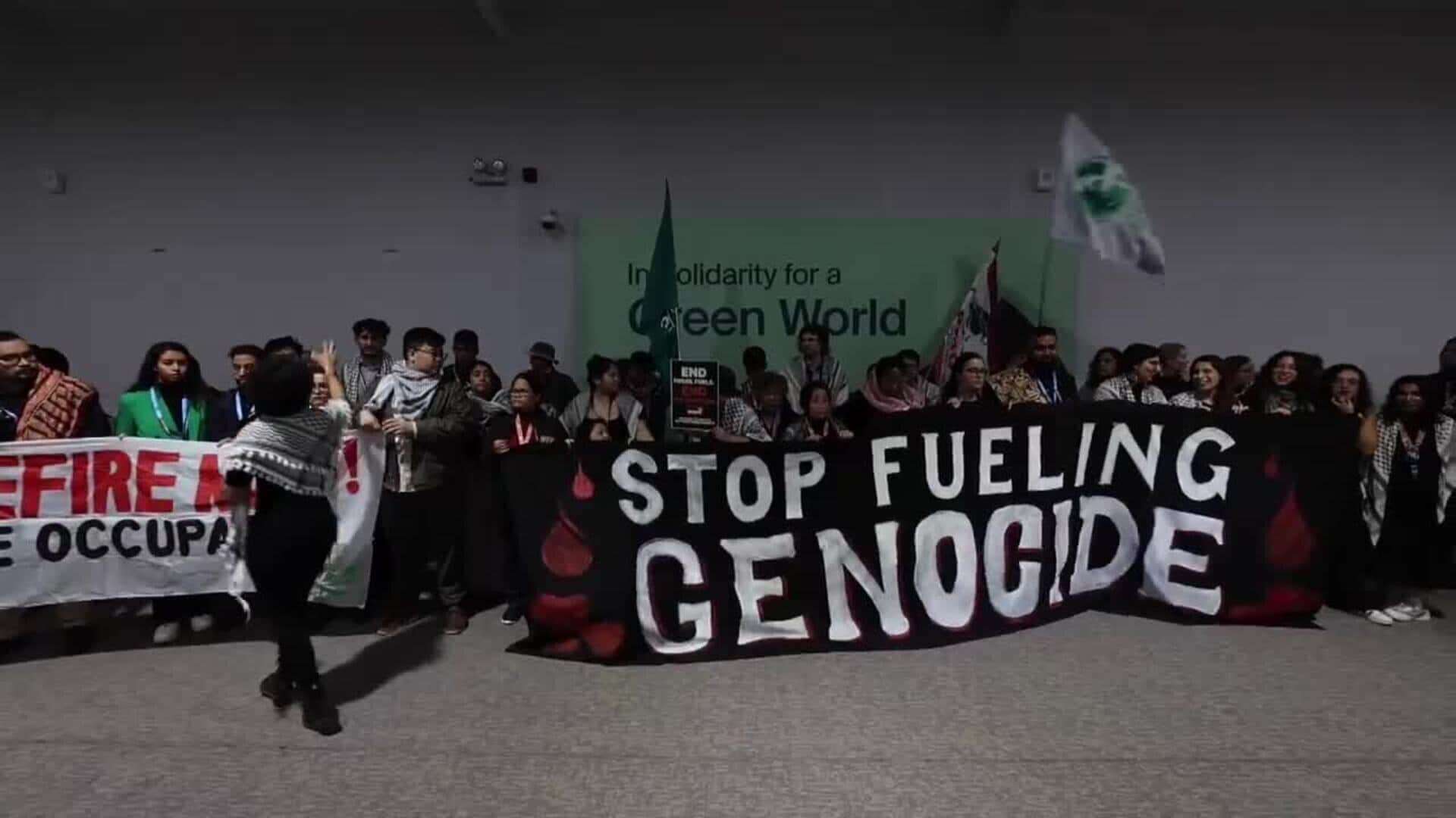 Activistas climáticos protestan en apoyo a Palestina en la COP29 de Bakú