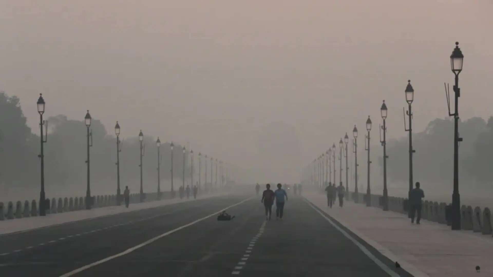 Una fina capa de niebla tóxica cubre Nueva Delhi a dos días del año nuevo hindú