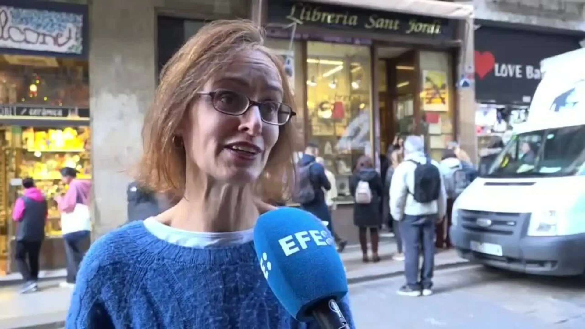 Colas de ciudadanos acuden a la histórica librería Sant Jordi de Barcelona para salvarla