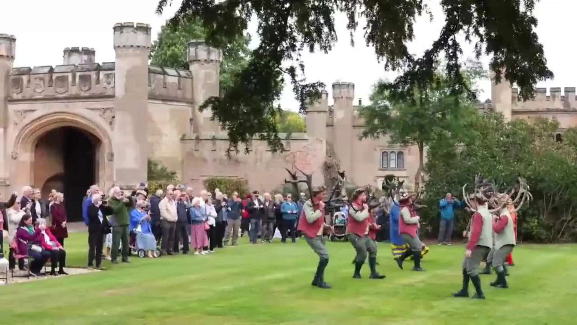 Un pueblo británico celebra la Danza de los Cuernos