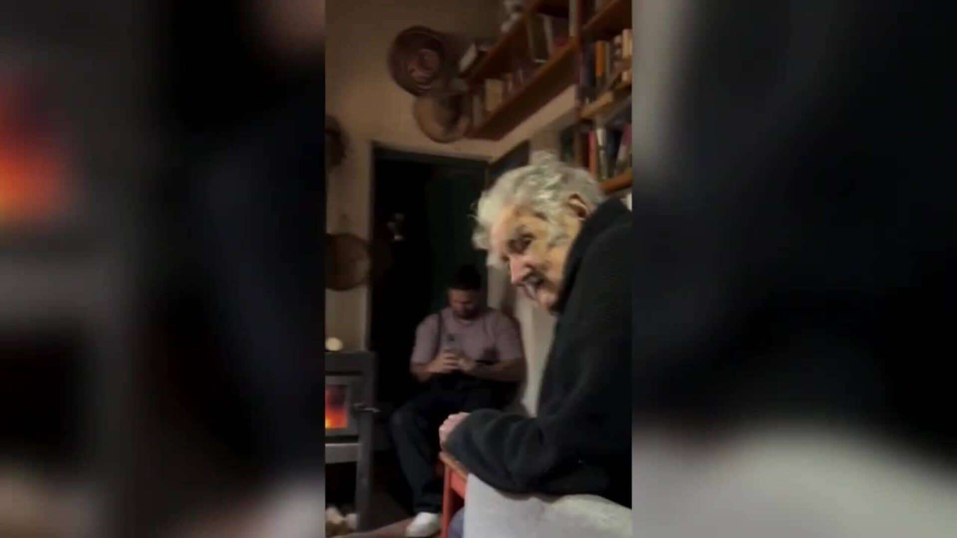 El rapero Residente visita en Montevideo al expresidente uruguayo José Mujica