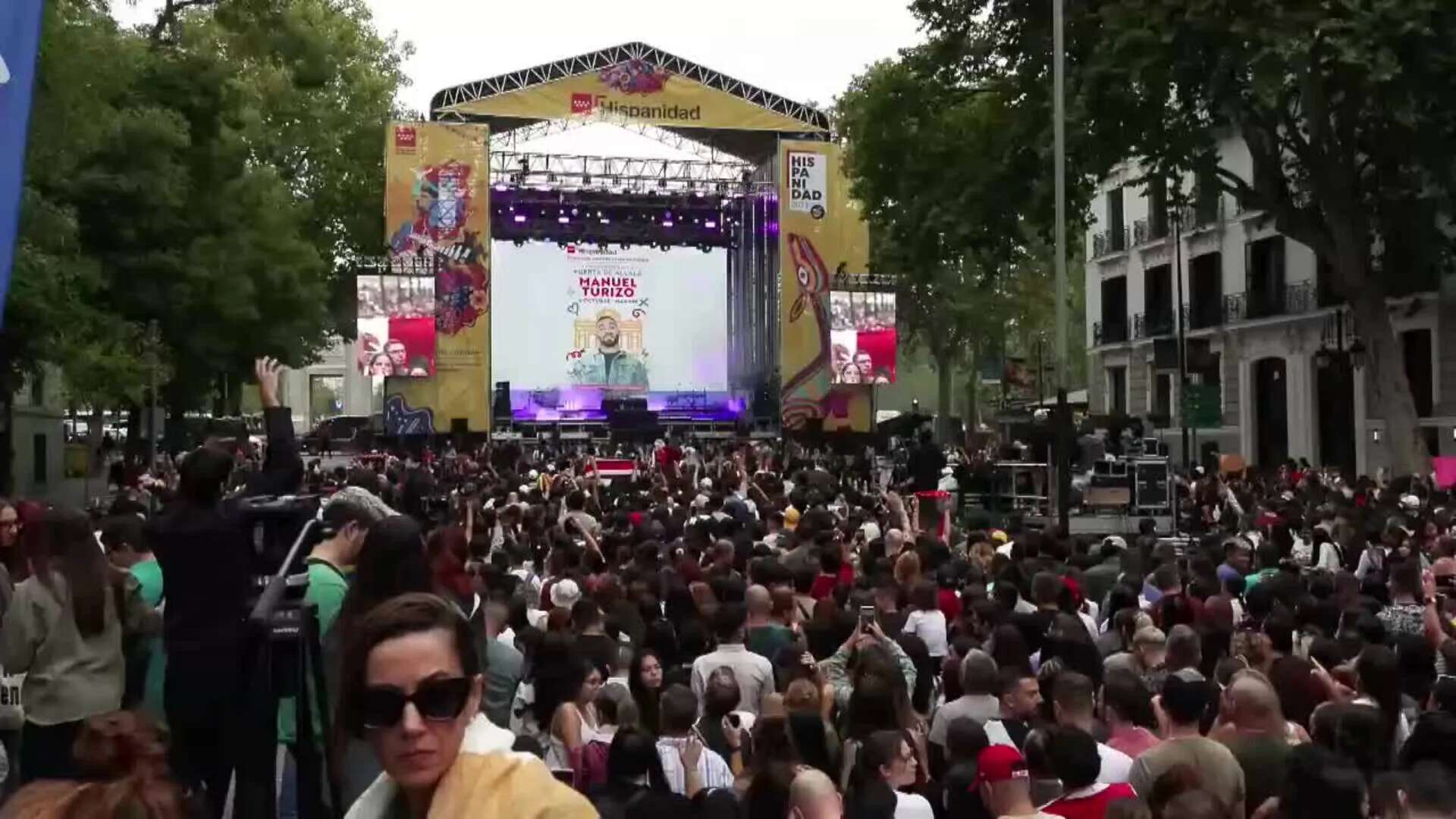 La Puerta de Alcalá, llena horas antes de que llegue Manuel Turizo