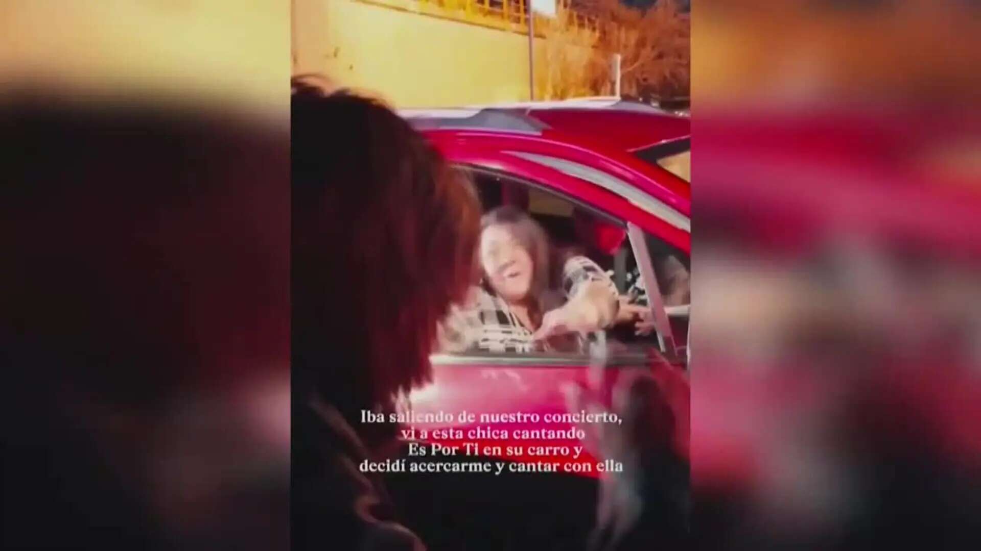 Juanes comparte un video donde sorprende a una fan y canta con ella desde su vehículo