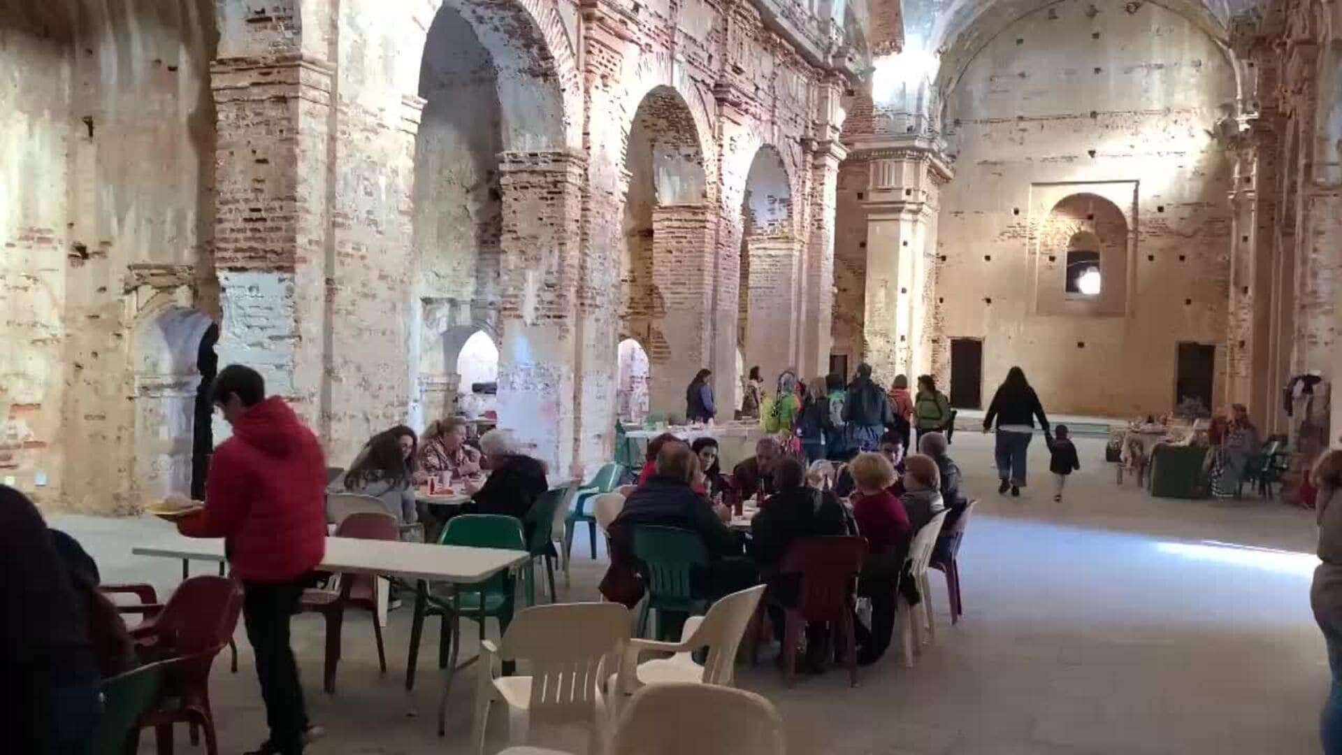 Una iglesia como una catedral que nunca fue terminada y que ahora es un centro social