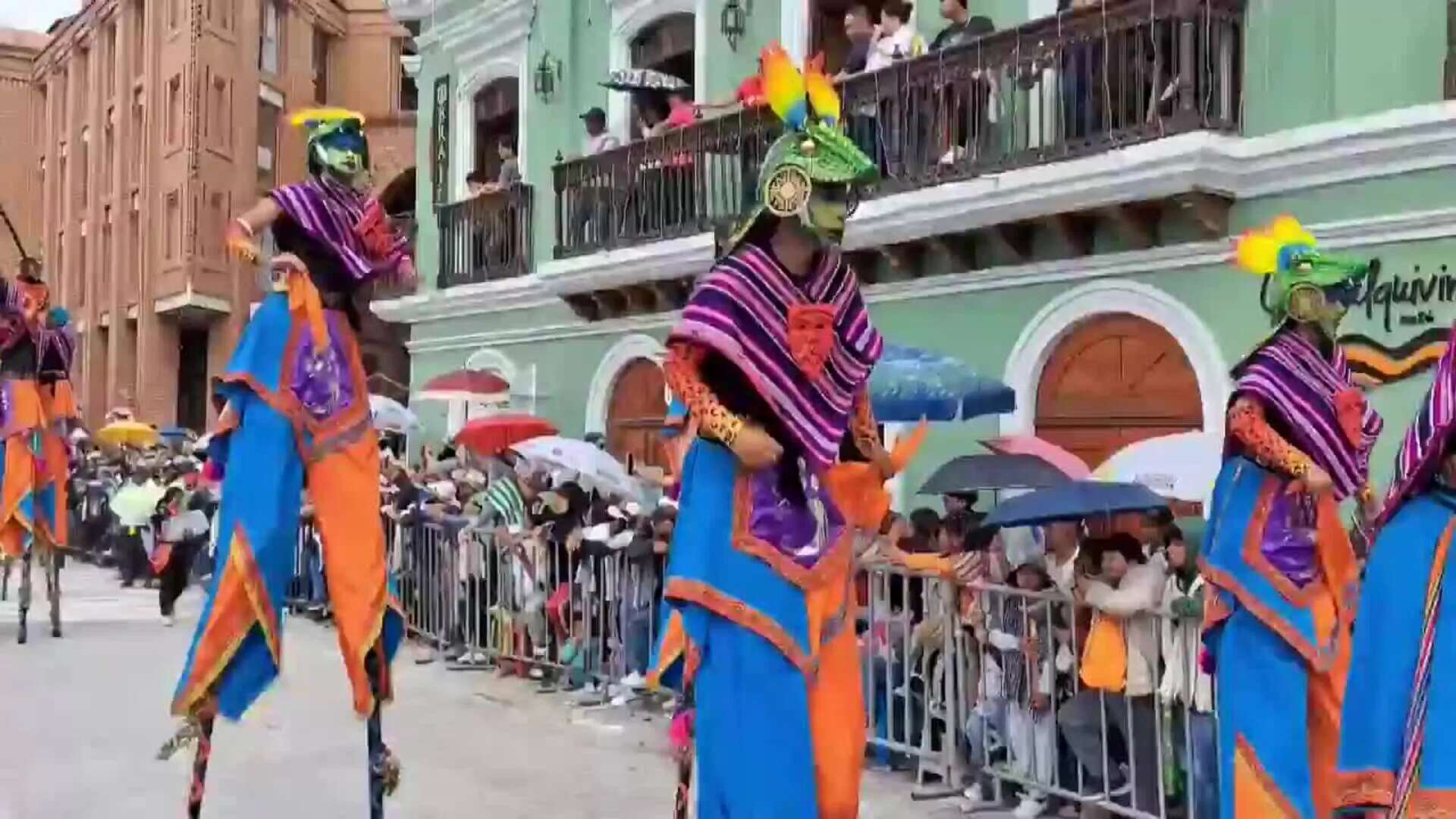 Con un colorido desfile, la ciudad colombiana de Pasto canta a la tierra en su Carnaval