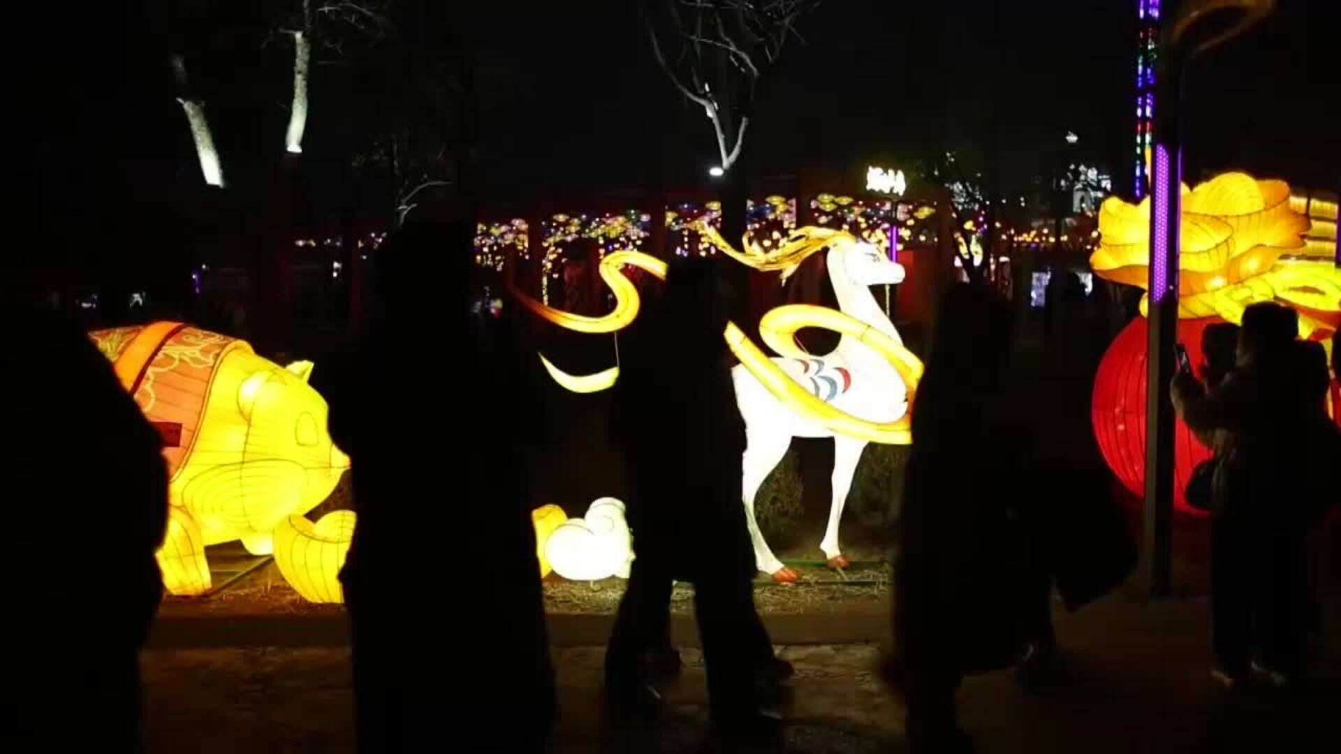 Familias chinas disfrutan de espectáculos de baile tradicional durante las vacaciones por el Año Nuevo Lunar