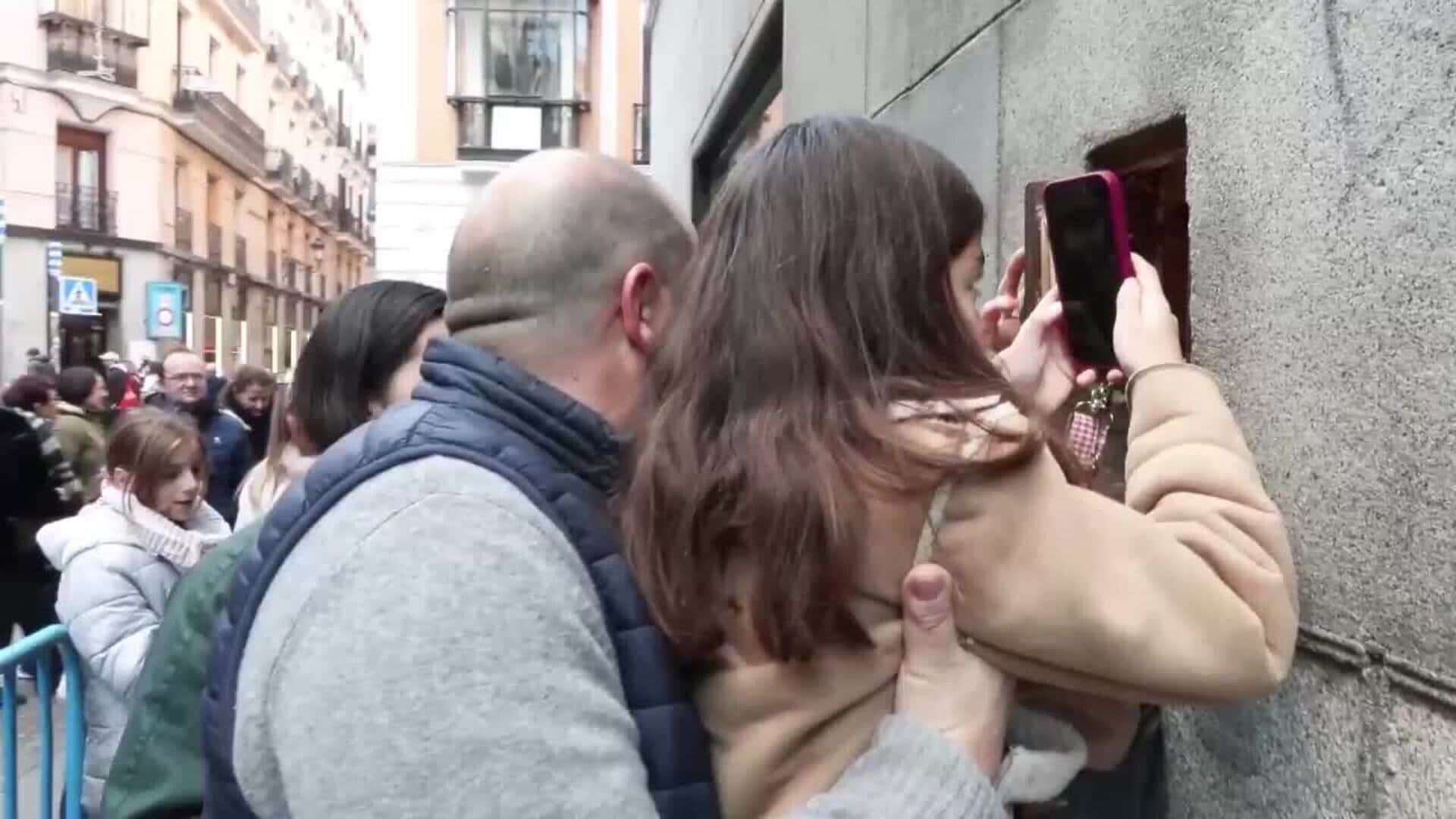 Una casita del Ratoncito Pérez en un antiguo registro de gas en Madrid atrae a visitantes