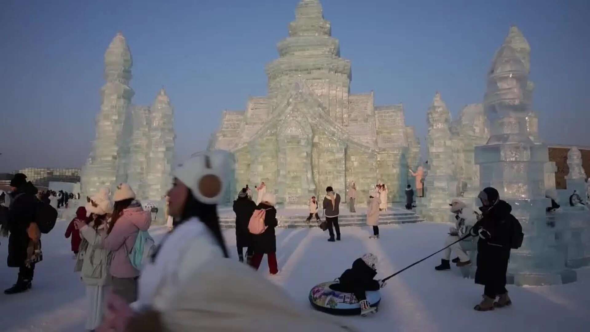 Artistas chinos construyen una ciudad de hielo en Harbin