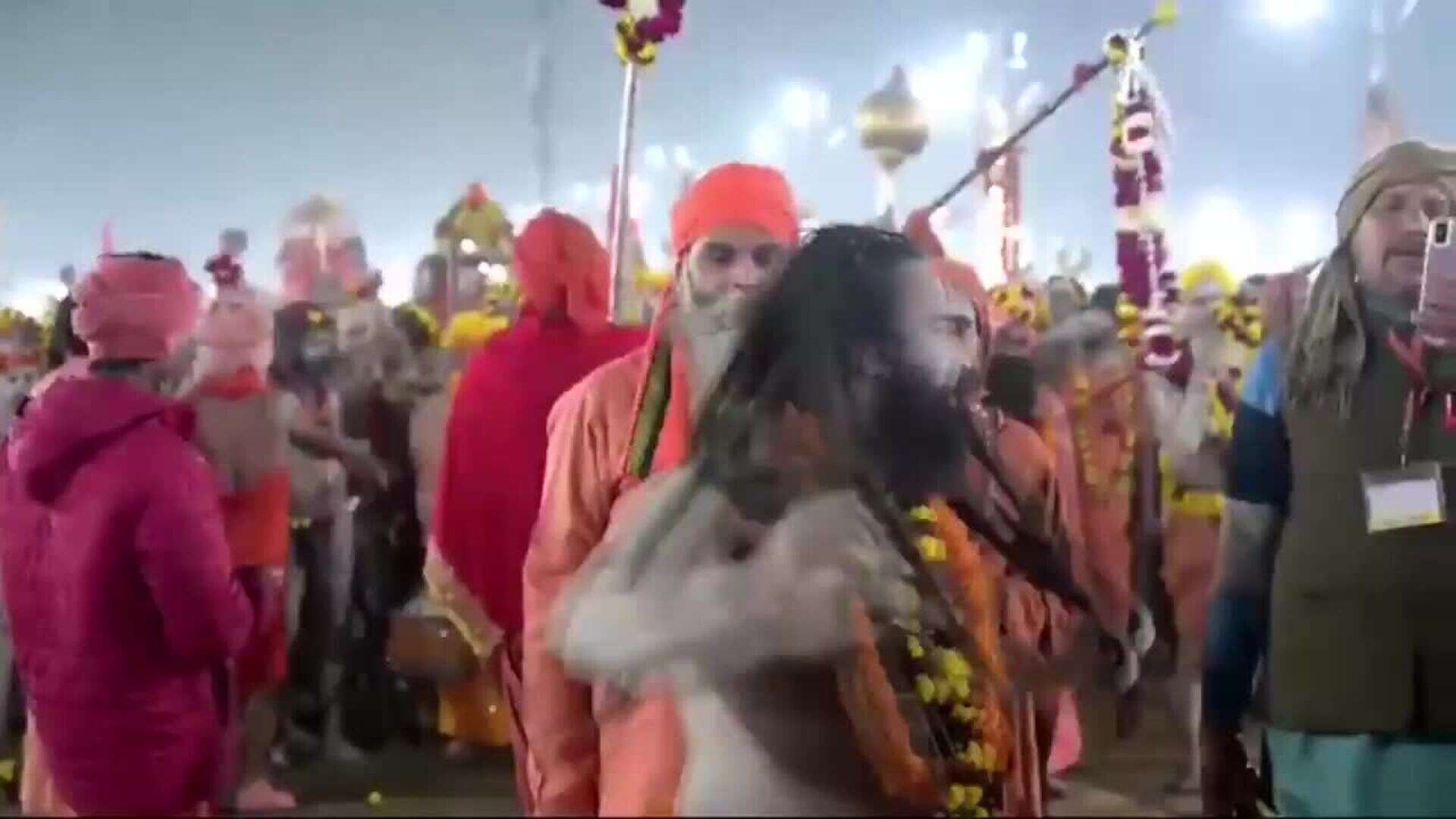 Más de seis millones de personas acuden al festival hindú Kumbh Mela en el último 'baño de néctar'