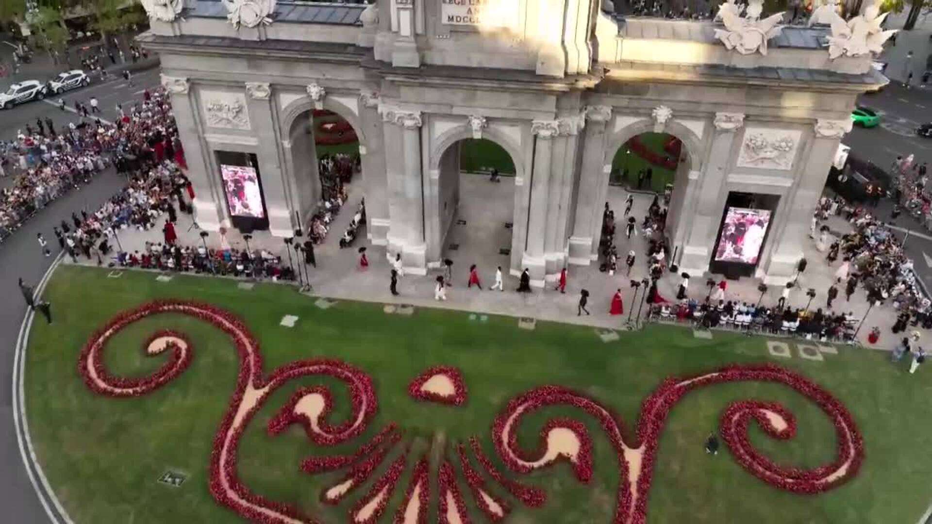 'Madrid es Moda' en la Puerta de Alcalá, a vista de dron