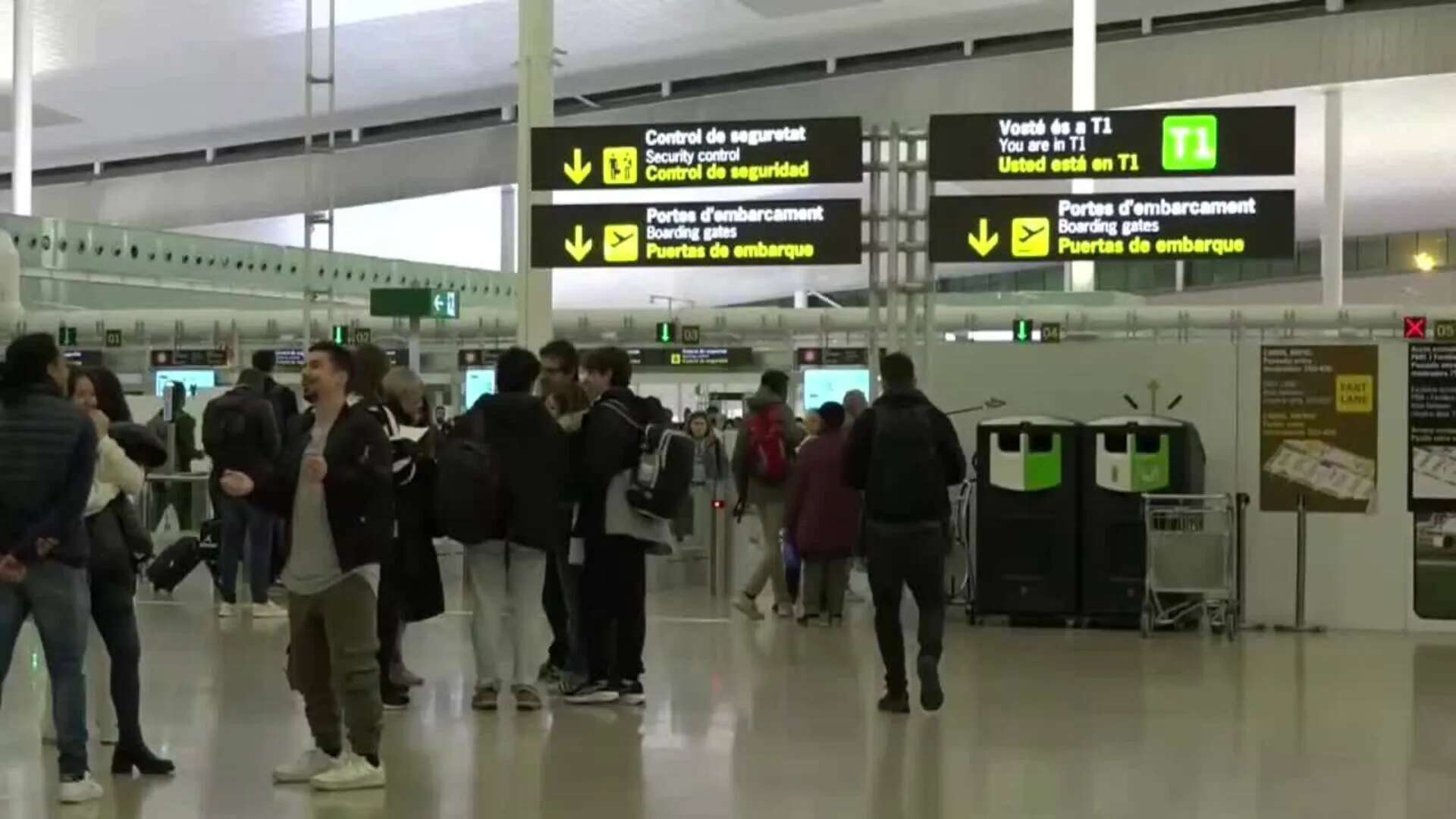 Muchos ciudadanos optan por el avión para su escapada durante el puente de la Contitución