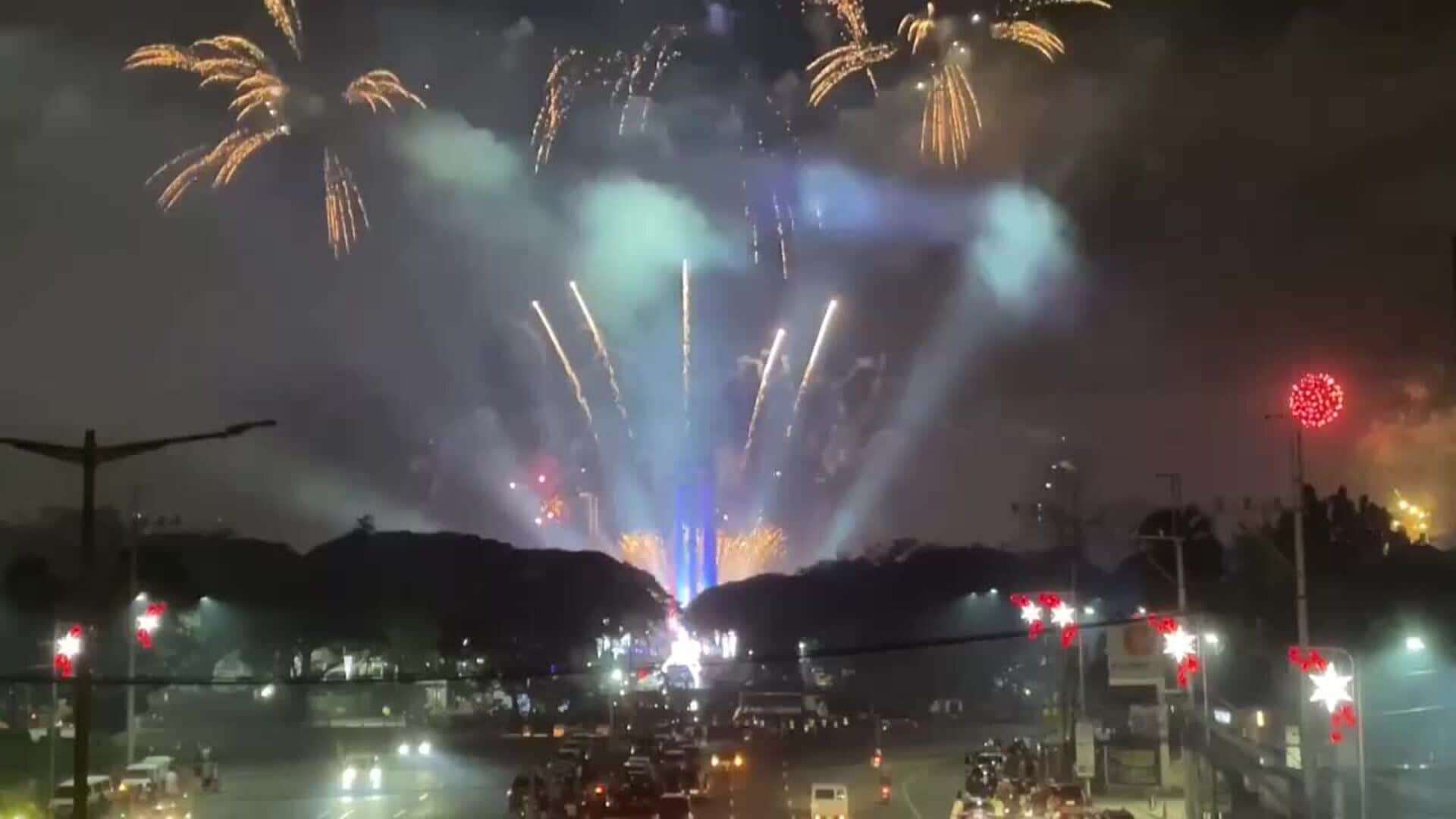 Los filipinos dan la bienvenida a 2025 con un impresionante castillo de fuegos artificiales