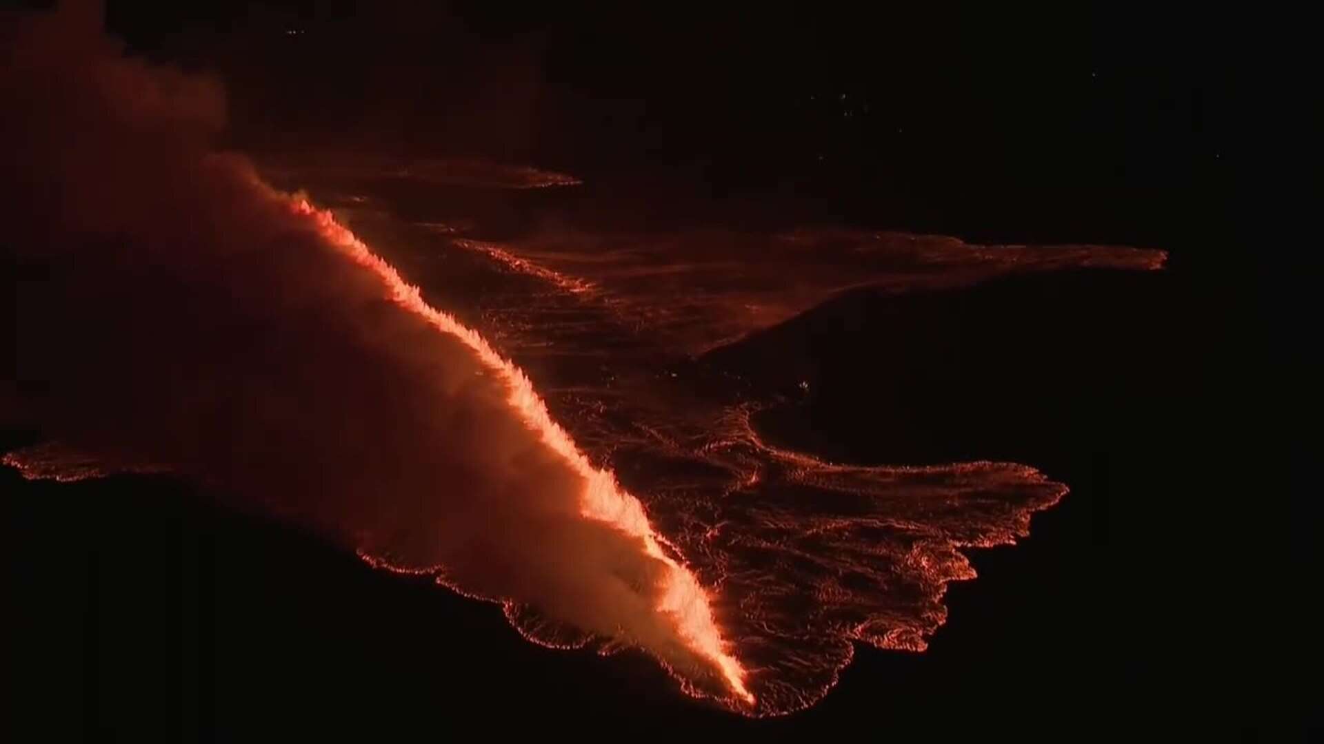 Imágenes aéreas de la erupción del volcán islandés al sur de Reikiavik