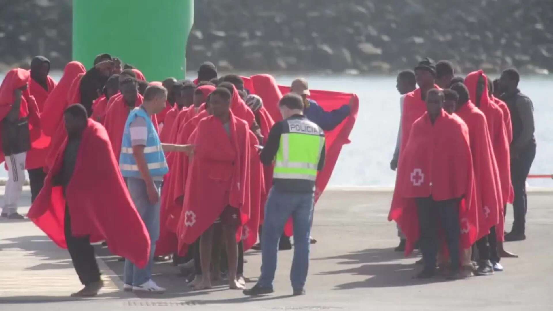 La guardamar Talía auxilia a una patera con 67 personas en aguas próximas a Lanzarote