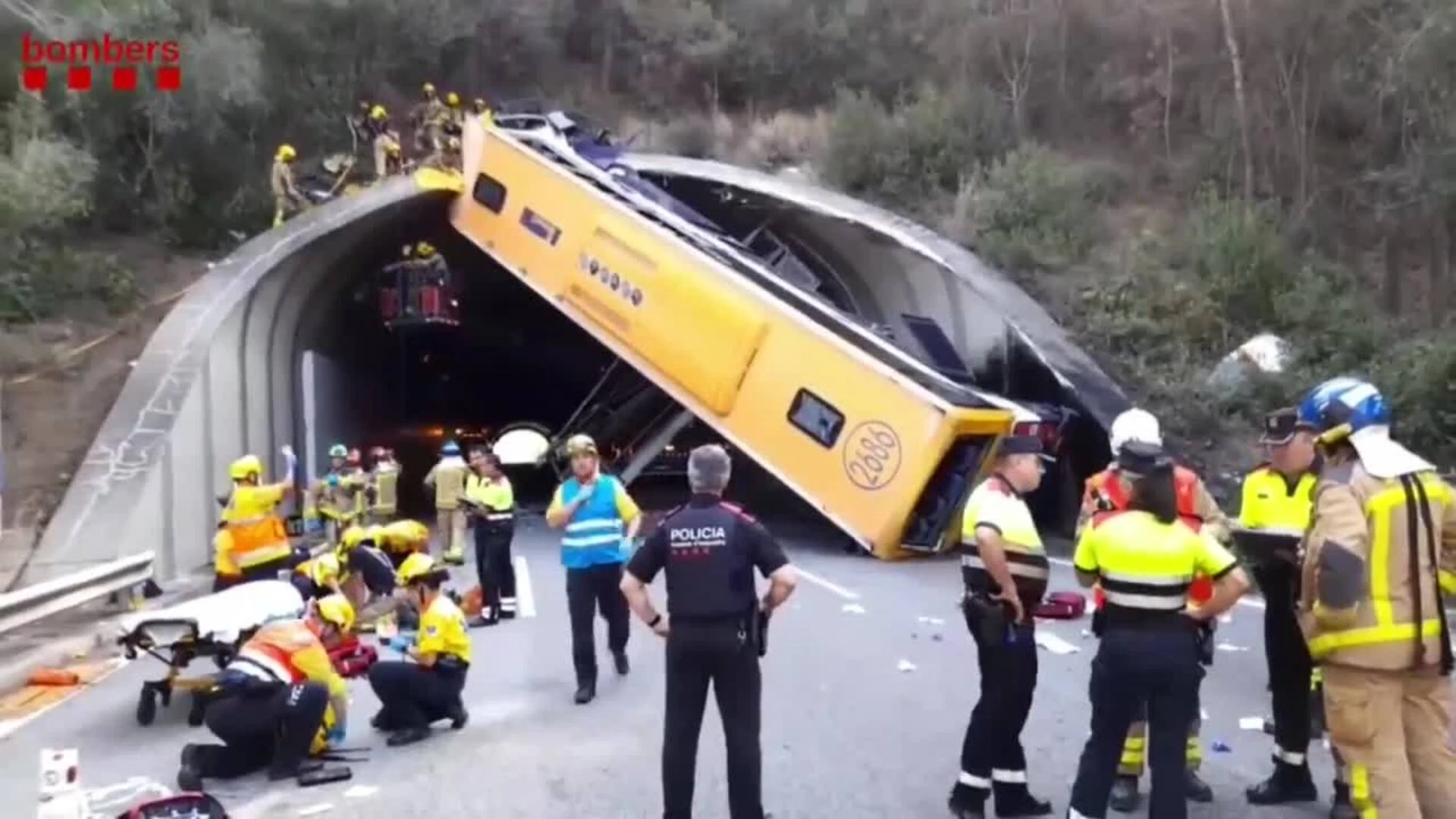 Tres heridos críticos y once graves al empotrarse un autocar en un túnel en el Maresme