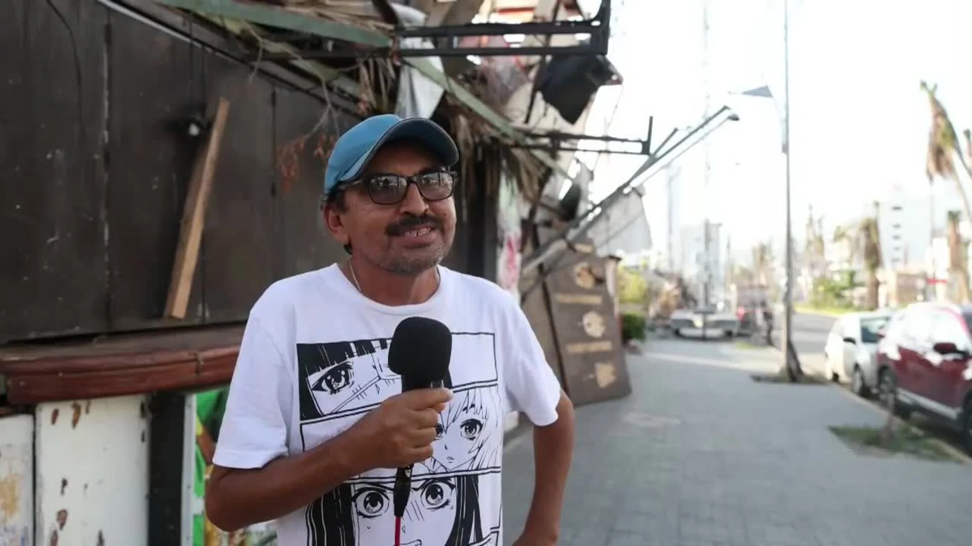 Trabajadores del turismo afectados por Otis en México buscan rescatar ganancias decembrinas