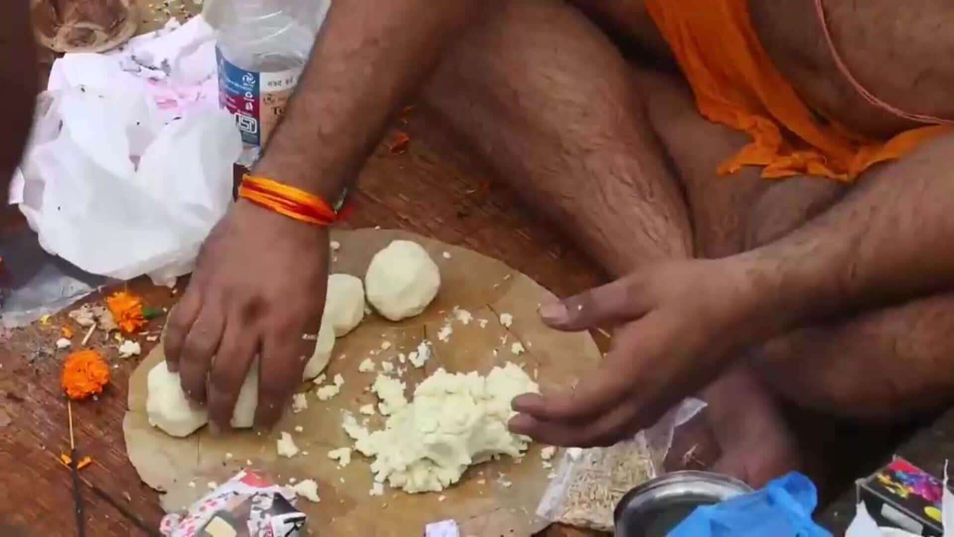 Devotos en Bombay ofrecen agua y alimentos a sus ancestros en el ritual Tarpan