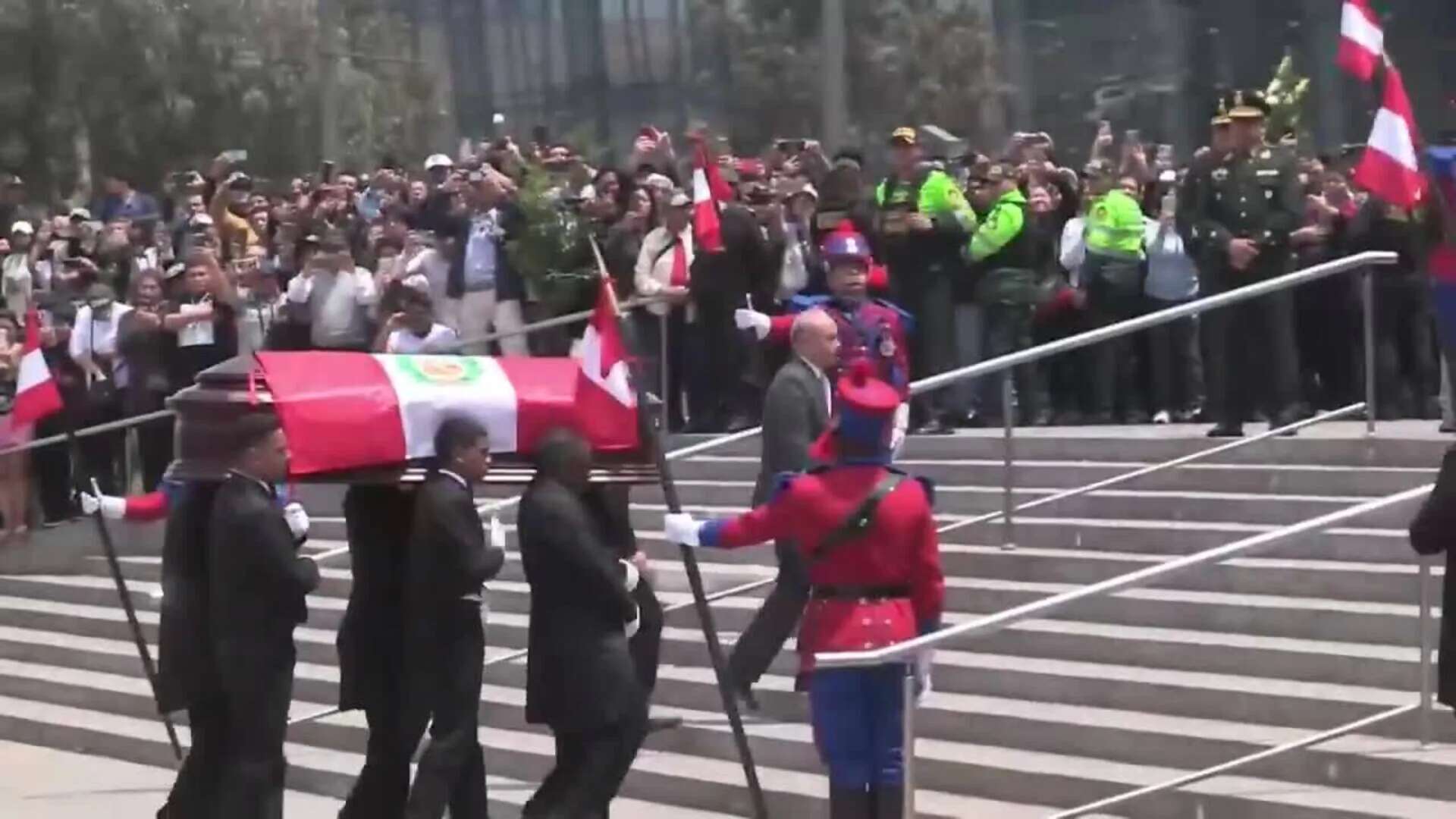 Fujimori recibe honores de Estado al ingreso de su velatorio en Lima