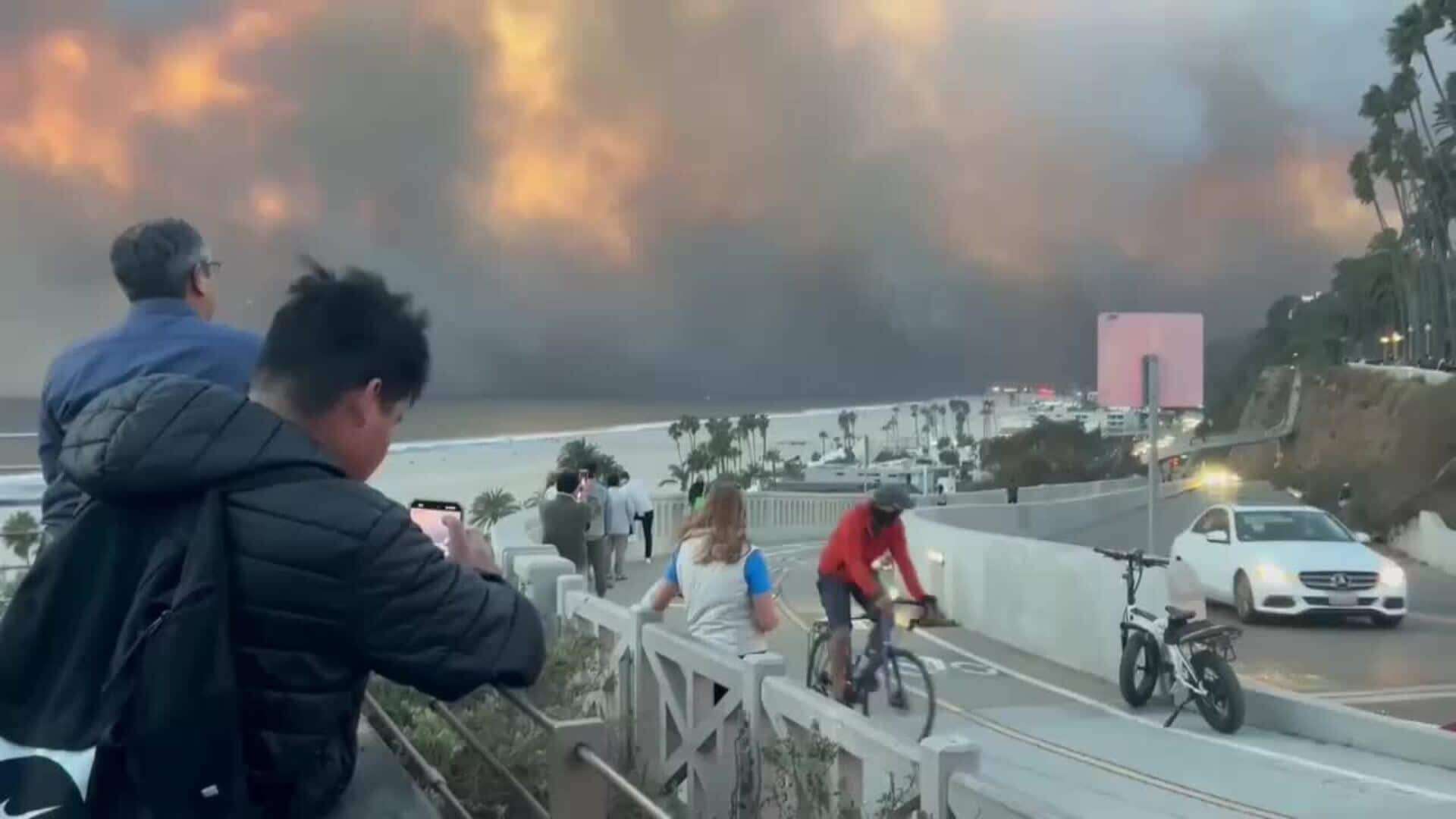 Cerca de 30.000 personas evacúan en Los Ángeles mientras el incendio avanza sin control