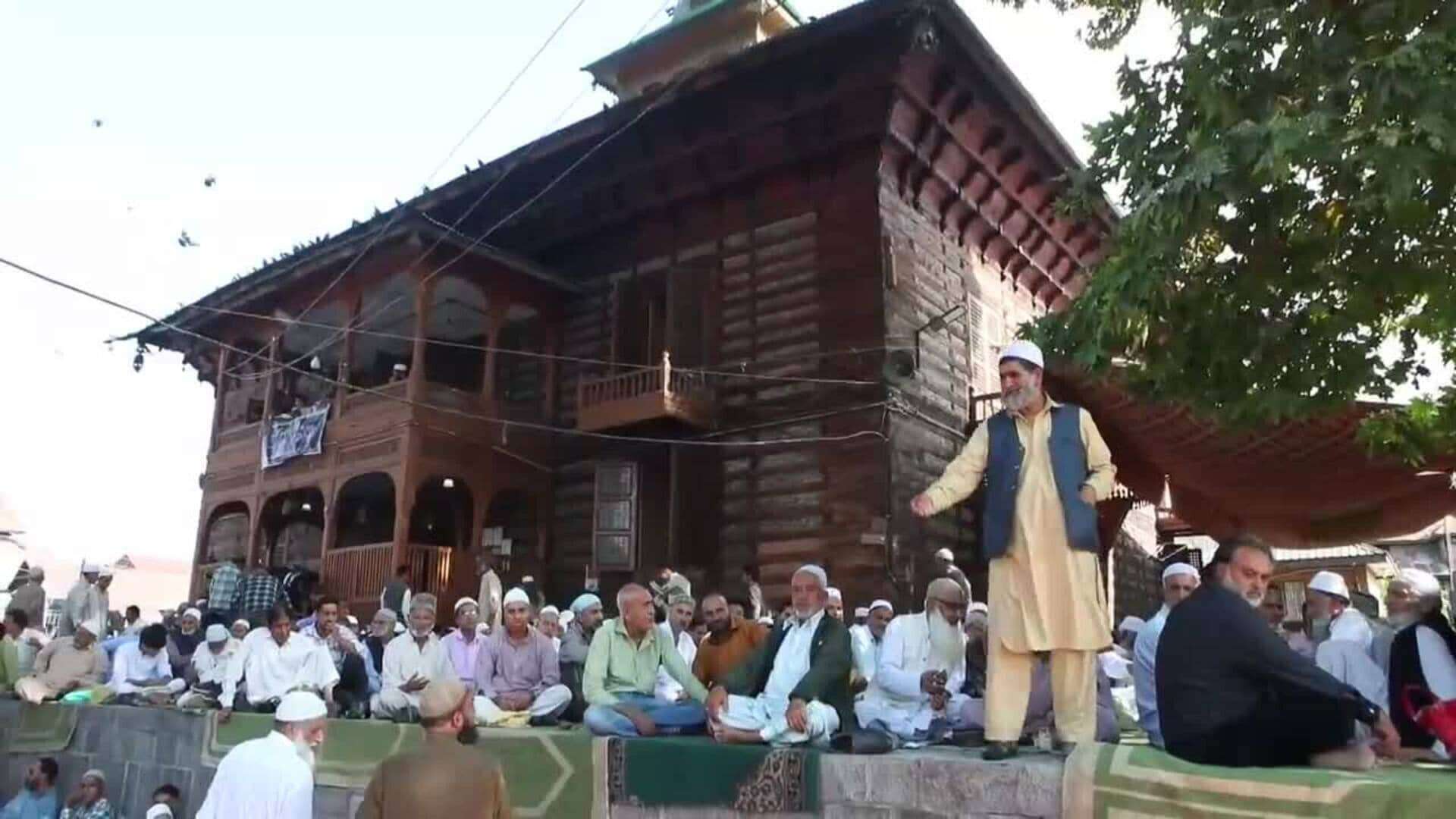 Musulmanes rezas en el santuario del santo sufí Naqshband Sahib en Srinagar