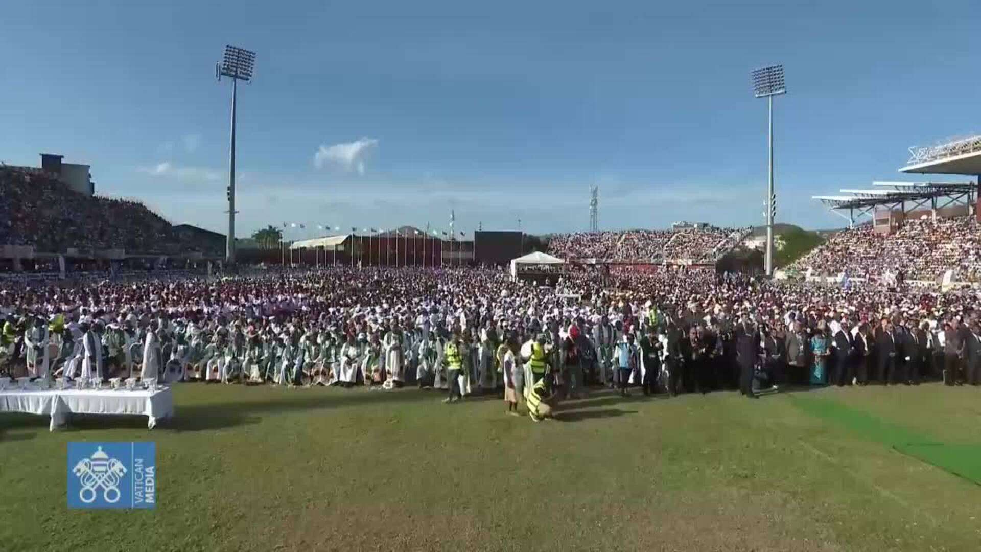 El papa celebra misa en Port Moresby y asegura a los fieles que para Dios no están lejos