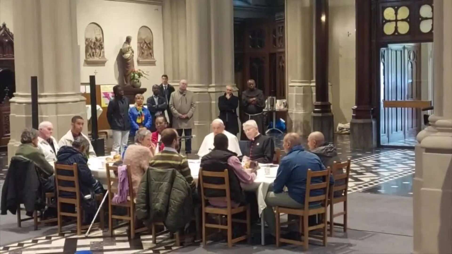 El papa desayuna con las personas sin hogar en la parroquia de San Gilles en Bélgica