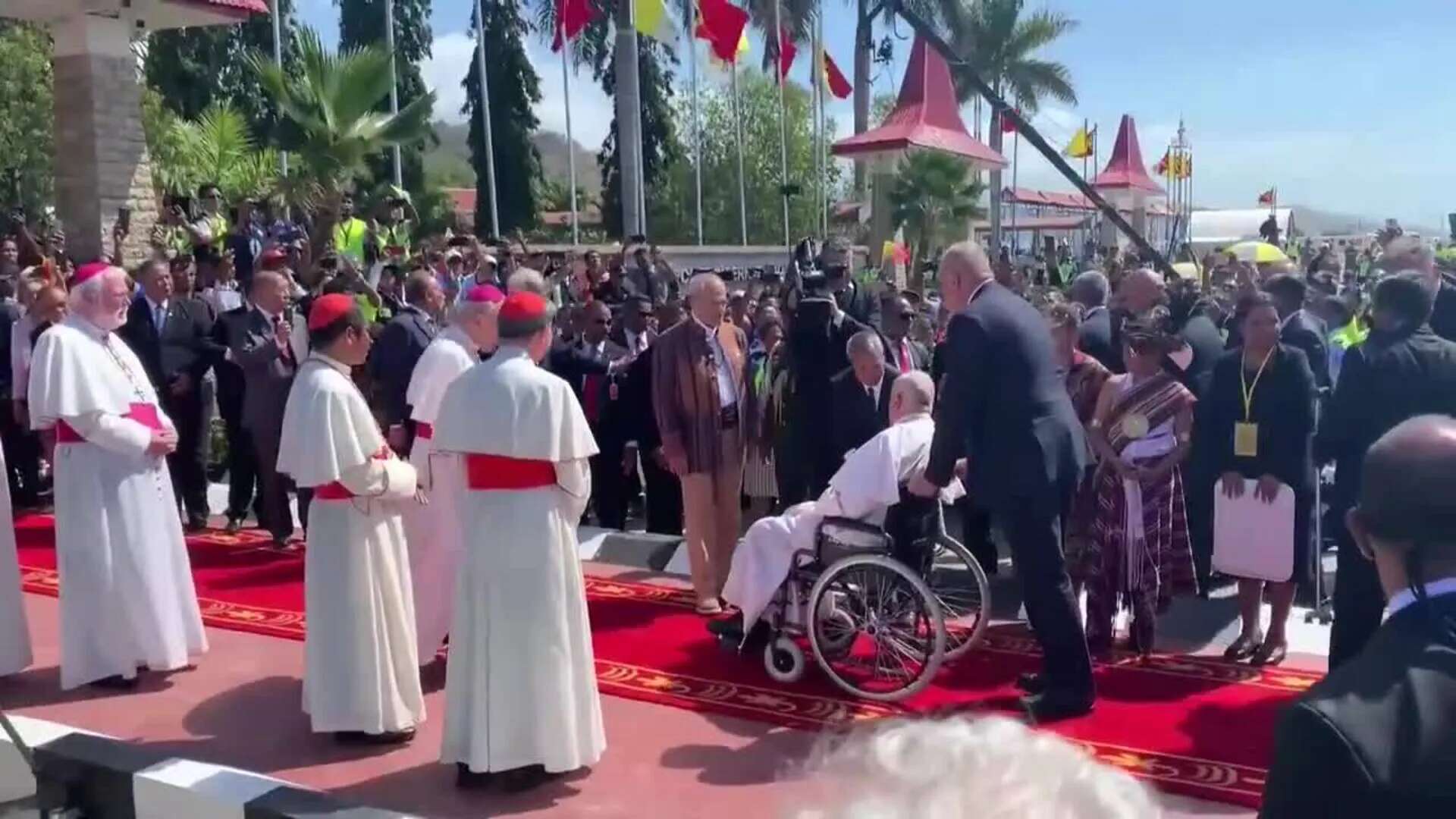 El papa Francisco llega a Timor Oriental y se reúne con el presidente del país