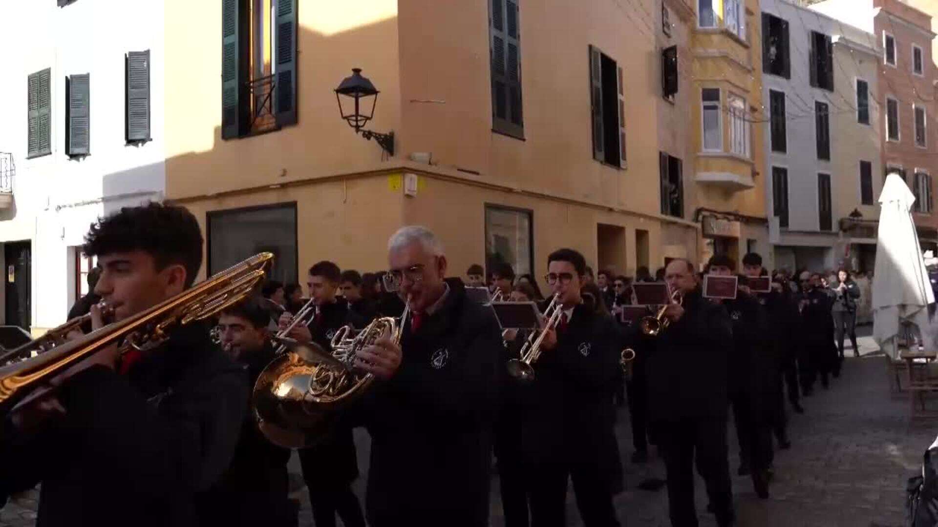 La procesión de 'Els Tres Tocs' desafía al mal tiempo y reafirma la identidad de Menorca