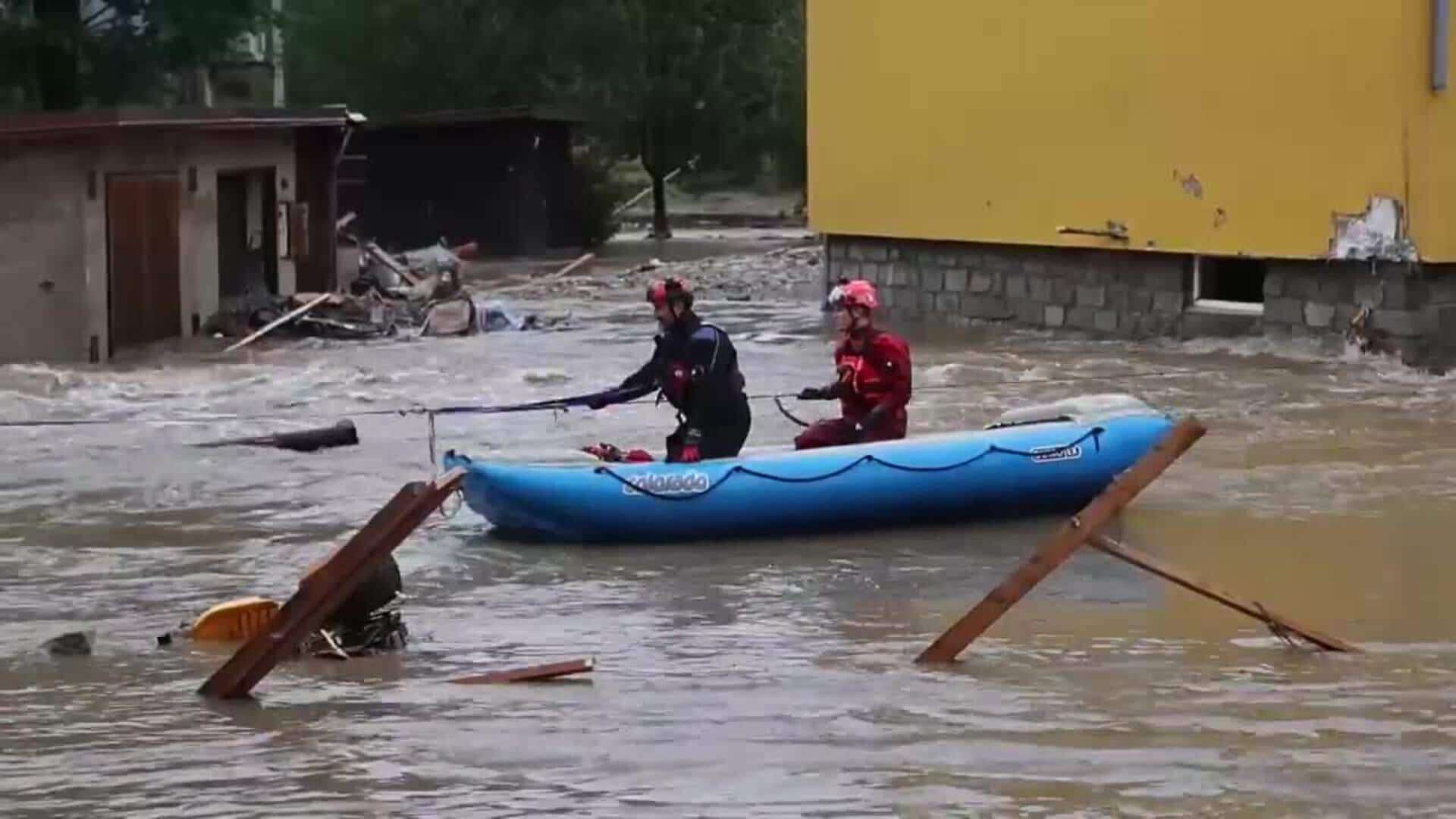 Los bomberos evacuan a personas de sus hogares tras el desbordamiento del río Bela