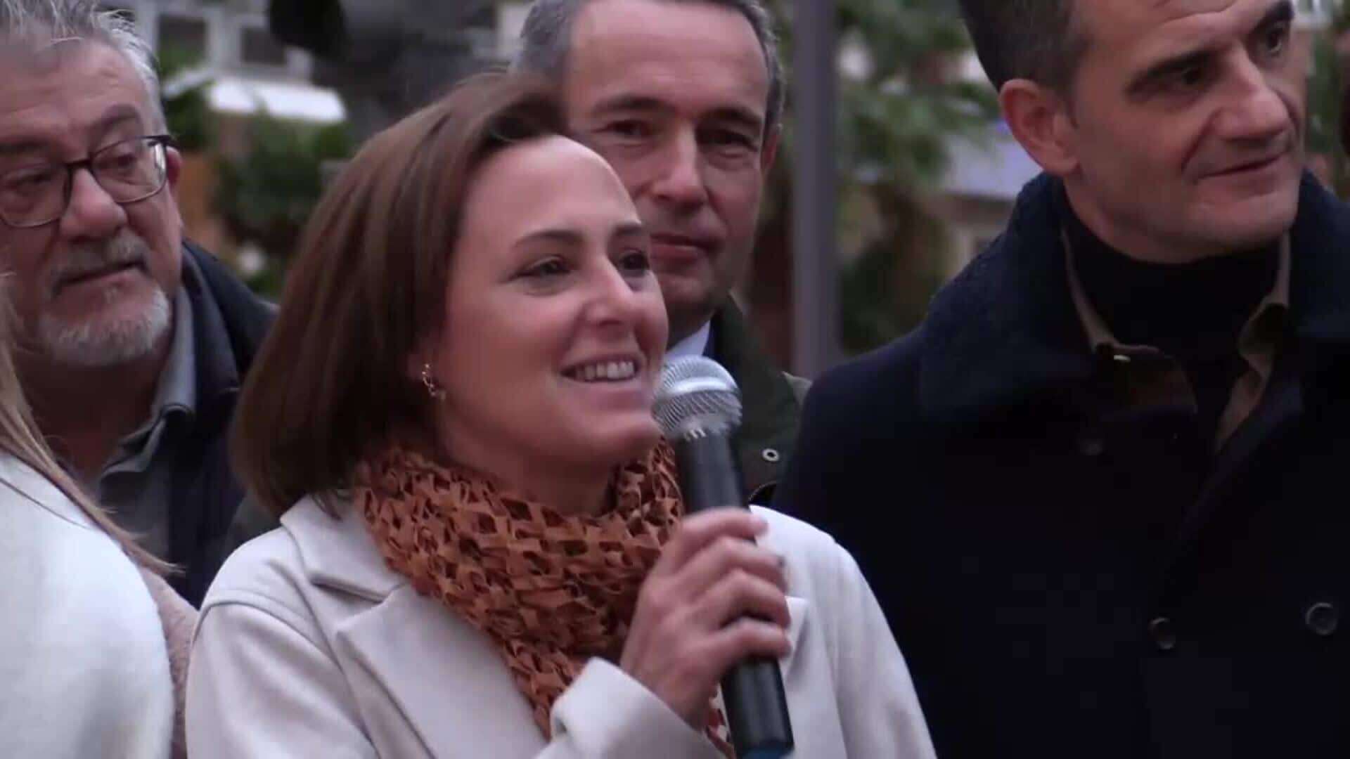 Logroño inaugura el árbol navideño más simbólico del Rioja, con 7 metros de duelas