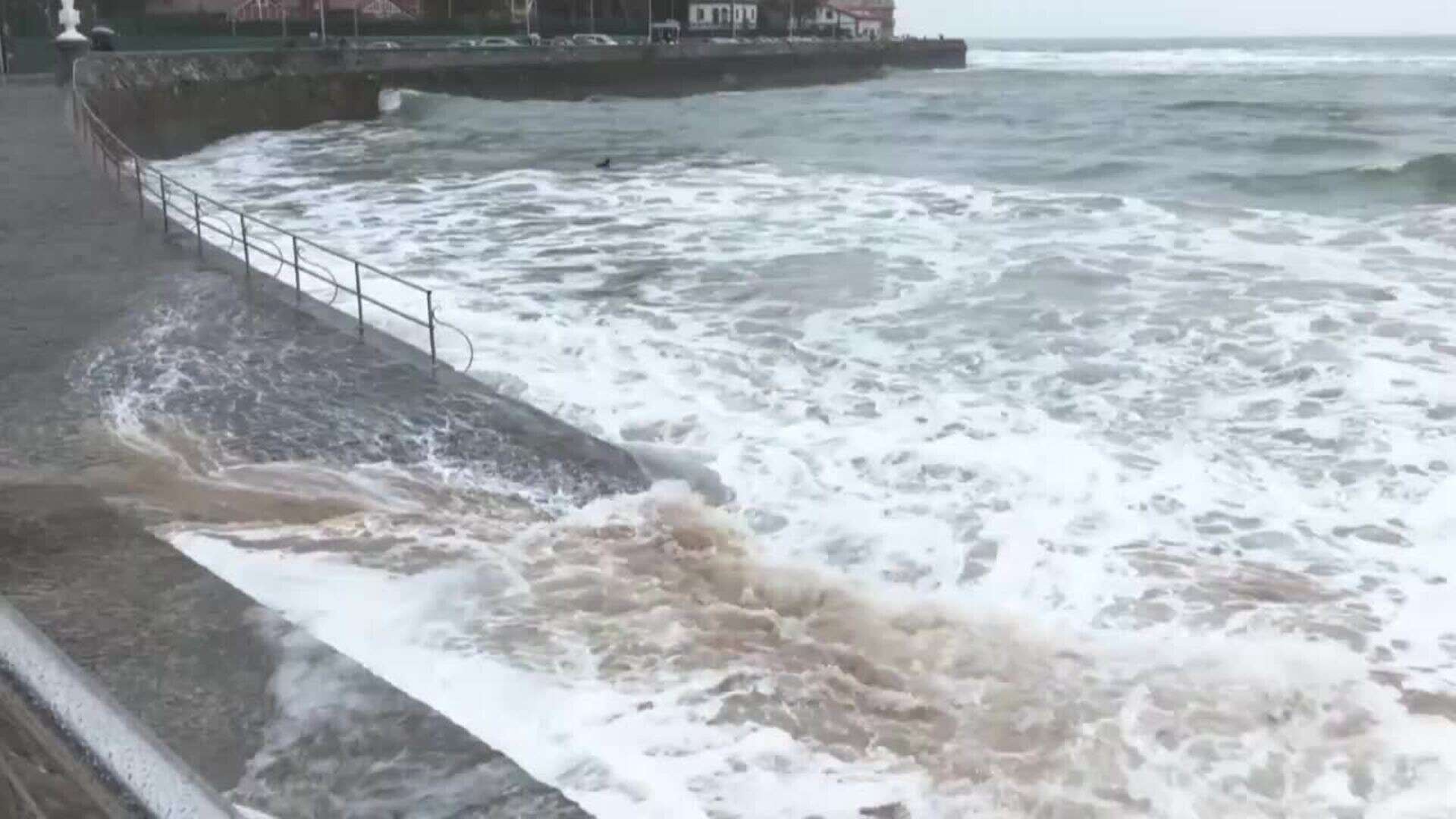 Cielos muy nubosos con chubascos débiles y rachas fuertes de viento en San Sebastián