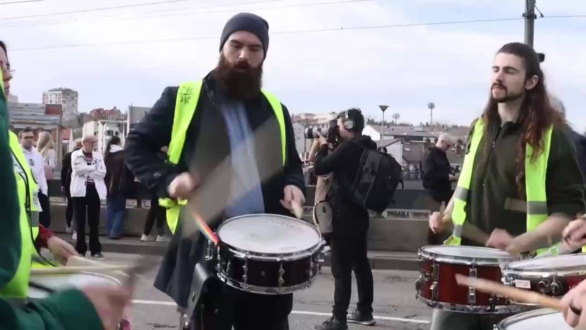 Estudiantes universitarios bloquean una avenida de Belgrado en protesta por el derrumbe de un voladizo en una estación de trenes