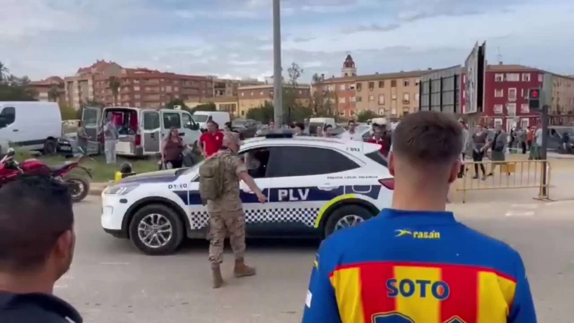 Un río humano de solidaridad desborda la pedanía valenciana de La Torre